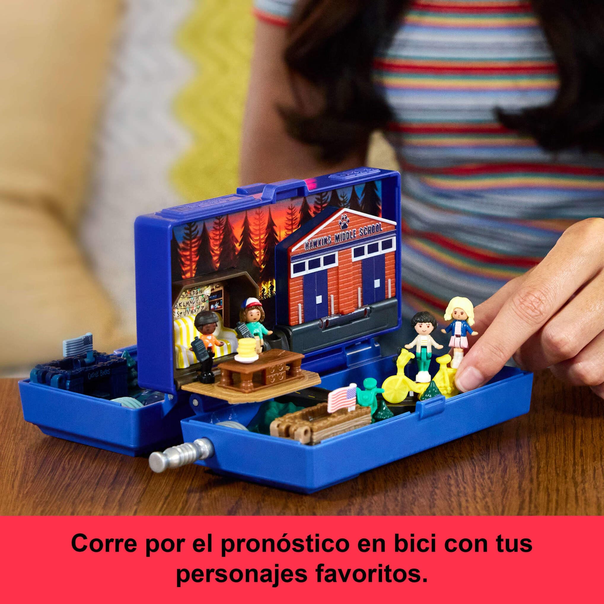 Polly Pocket Estuche Stranger Things con forma de walkie talkie con 6 mini muñecos y 10 accesorios, juguete para coleccionistas inspirado en la serie, +4 años (HWP22)