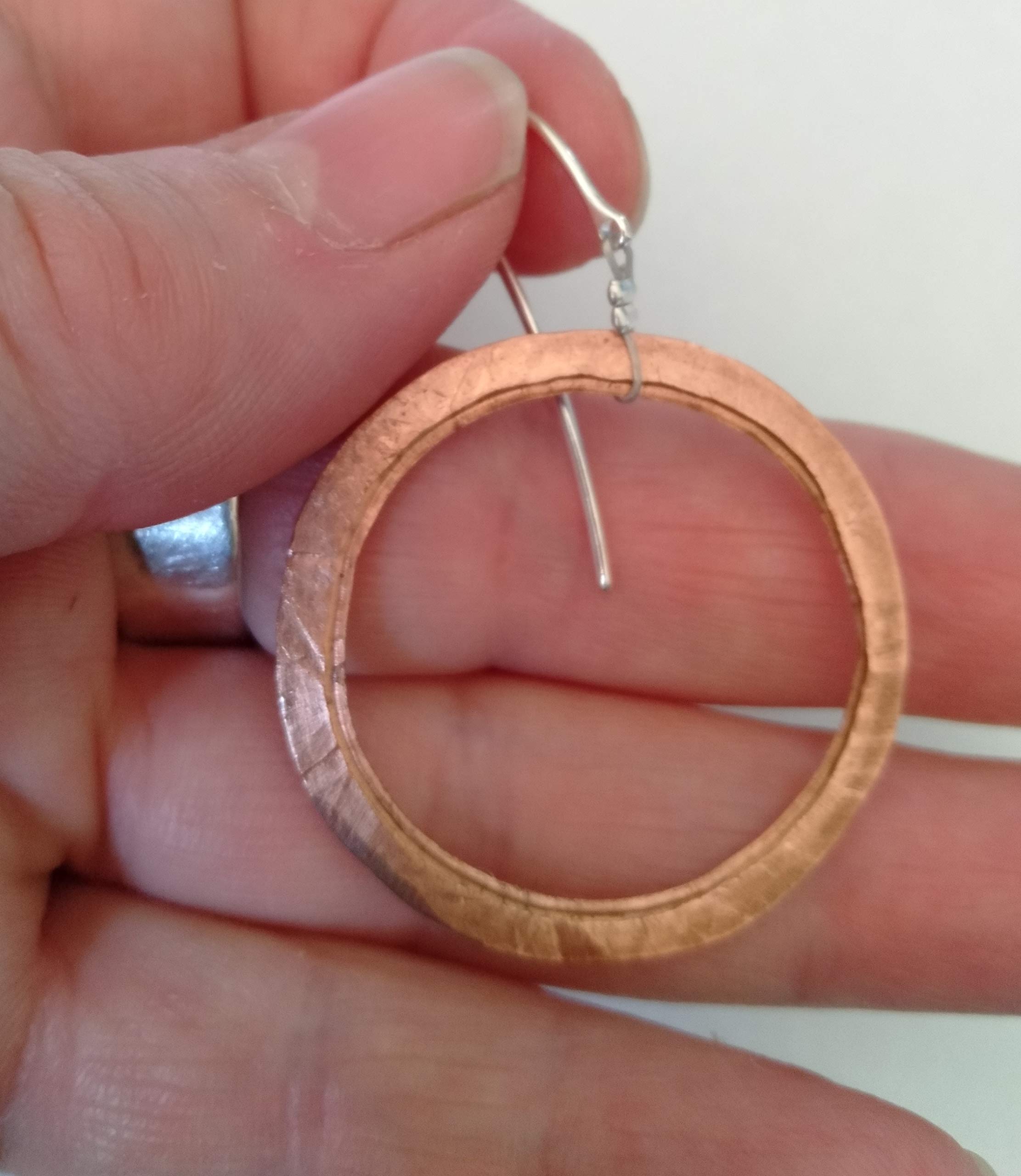 Pendiente artesanal de aro grande, de cobre y plata. Hecho a mano por Anna Marco creacions.
