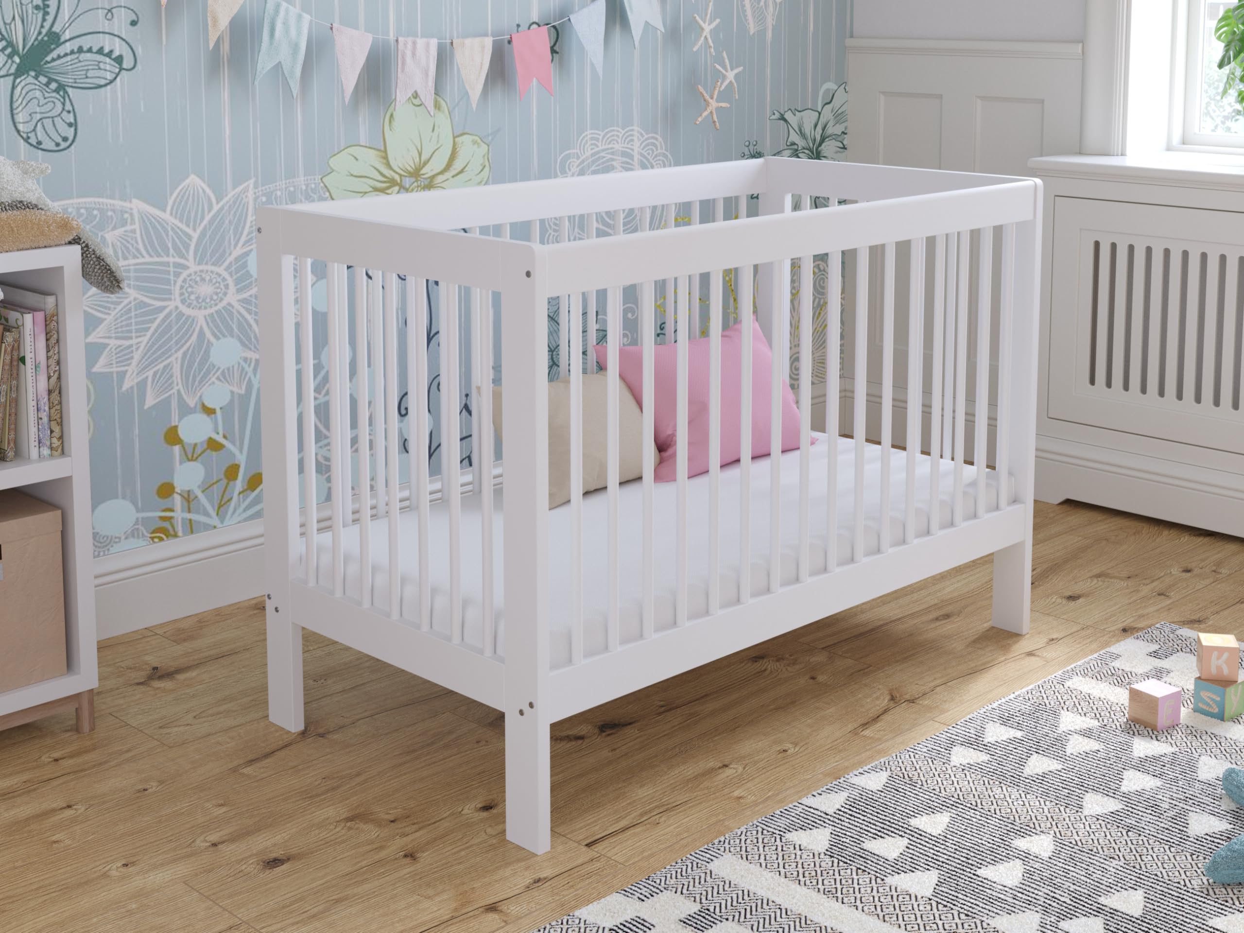 Lit Bébé Évolutif 120x60 cm en Bois de Pin Blanc avec Barrière de Sécurité Modèle LUCA