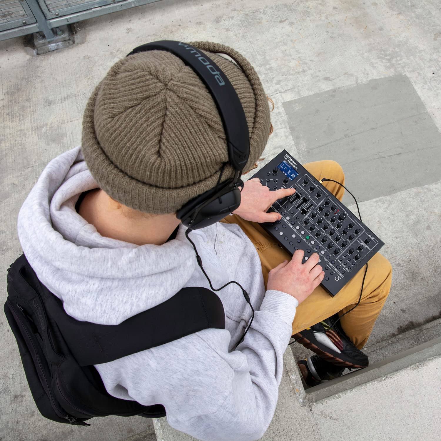 Roland SH-4d Desktop sintetizzatore con sequencer ed effetti + supporto keepdrum per laptop
