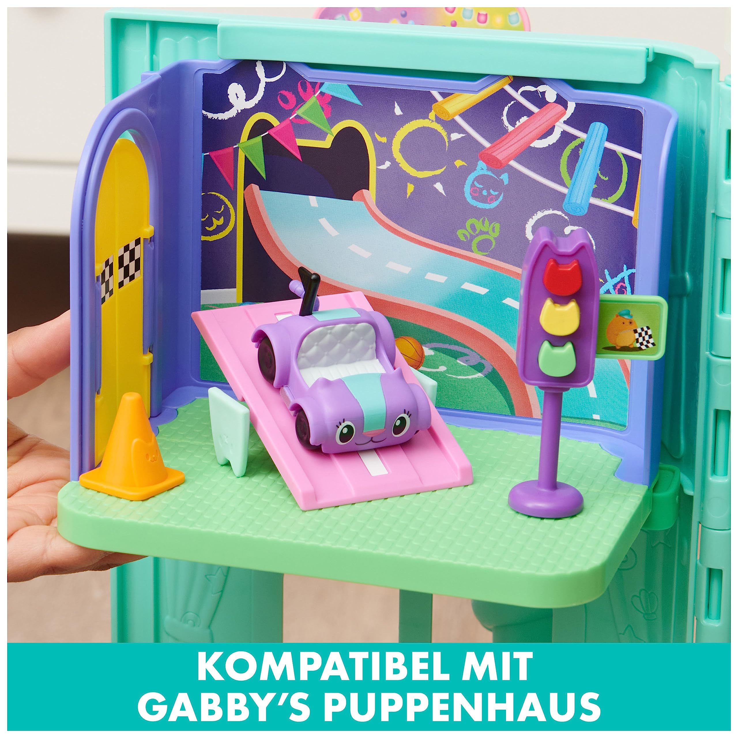 DREAMWORKS GABBY'S DOLLHOUSE - Deluxe Raum, Purr-ific Play Room, Spielzimmer mit Carlita Spielzeugauto, 2 Möbelstücken und 2 Überraschungsboxen mit Zubehörteilen, geeignet für Kinder ab 3 Jahren