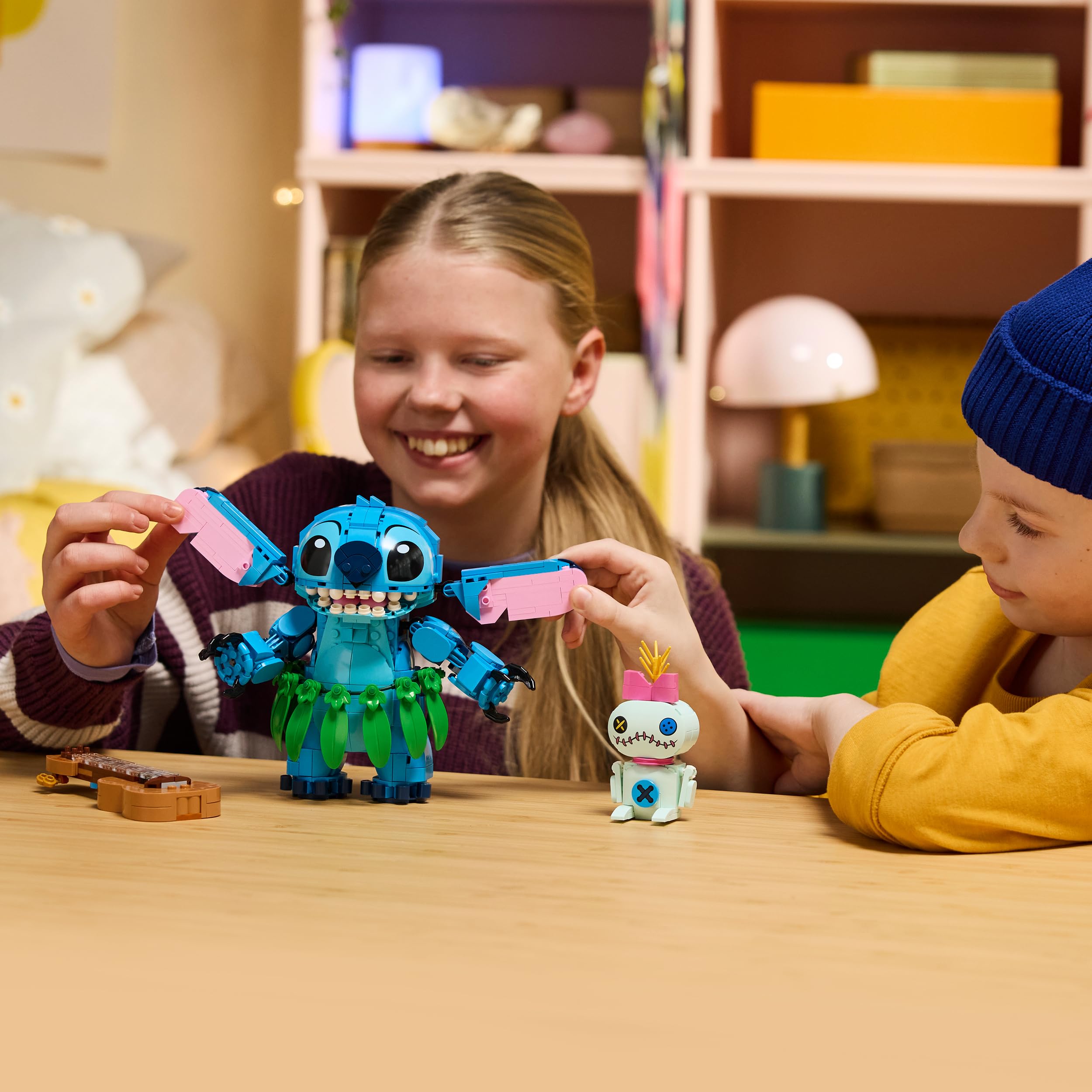 LEGO ǀ Disney Stitch i Strupka 43296 | Kolekcjonerskie figurki Disneya, zabawka dla 9-latki, prezent dla dziewczynki i chłopca, klocki dla dzieci, 713 elementów