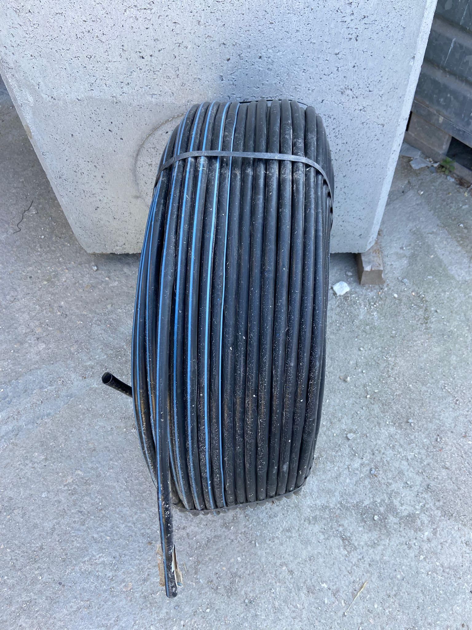 Plastic Puglia Ala Gocciolante ø 16 mm Passo 30 cm con Gocciolatore Doppio Foro, Rotolo da 400 mt, Tubo In Polietilene per Irrigazione a Goccia