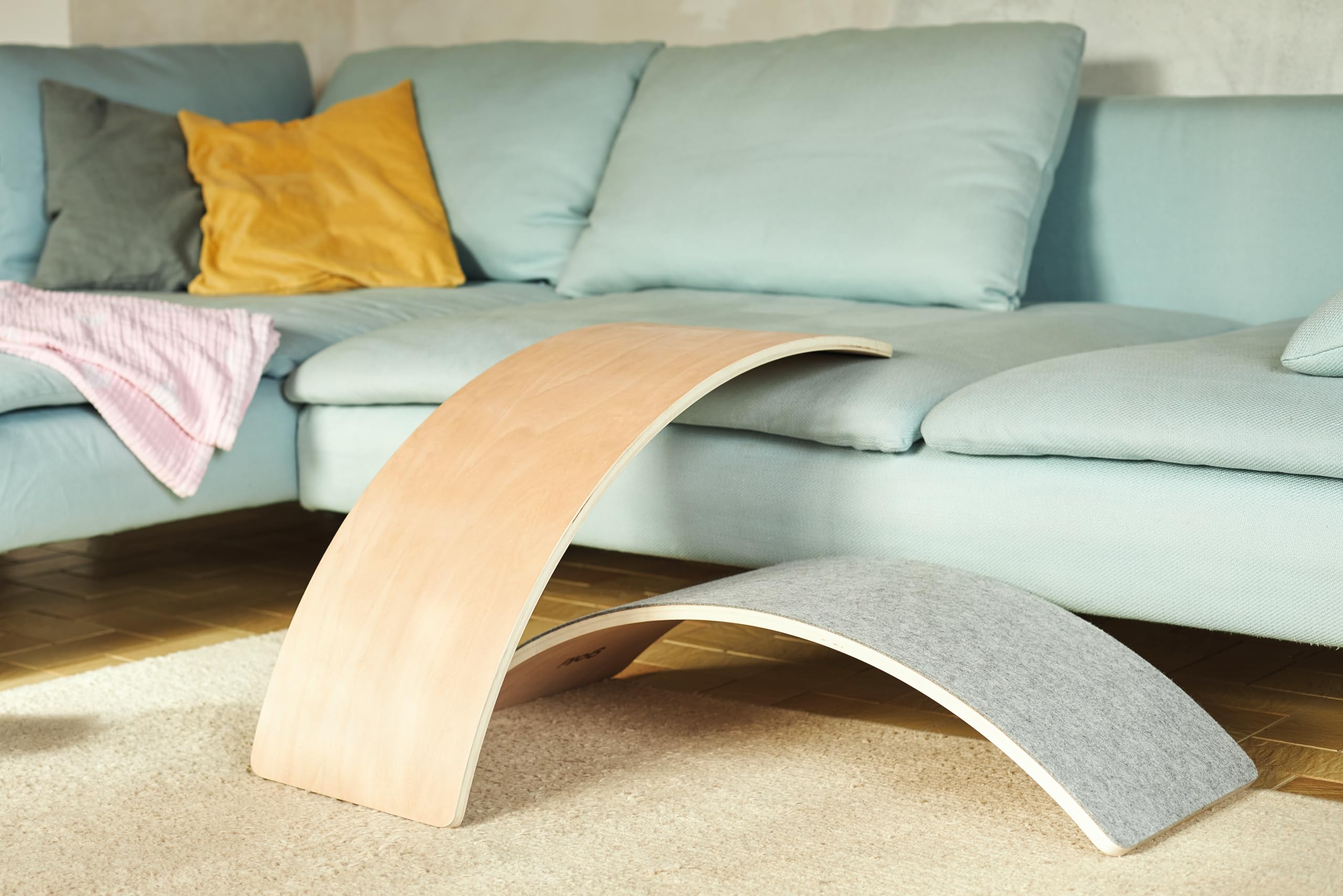 goki 59968 - Balance Board Wave aus Holz und Filz, Motorikspielzeug für Jungen und Mädchen, Gleichgewichtstrainer bis 150kg belastbar, Wackelbrett im Kinderzimmer, 82 x 30 x 1,6cm, ab 2 Jahre