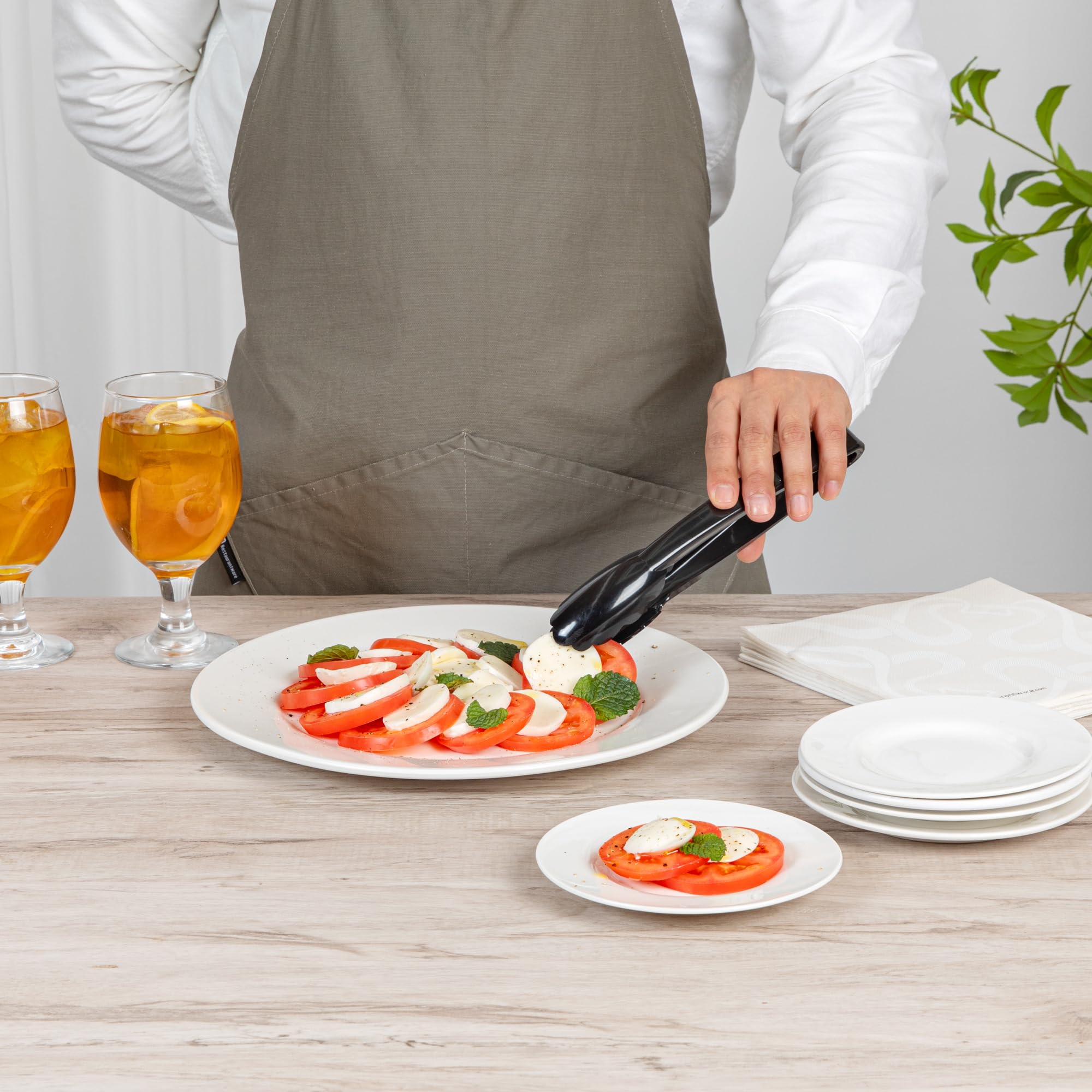 Restaurantware Pinzas negras para servir, 10 unidades, 9 pulgadas, pinzas de plástico desechables resistentes con asas largas y bordes festoneados para eventos con catering, bodas o bufés y
