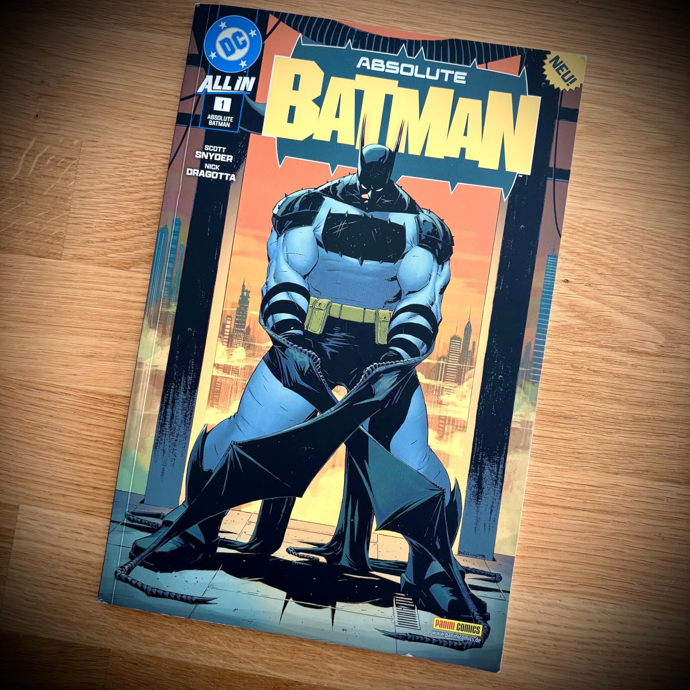 Absolute Batman: Bd. 1 : Snyder, Scott, Dragotta, Nick: Amazon.in: Books