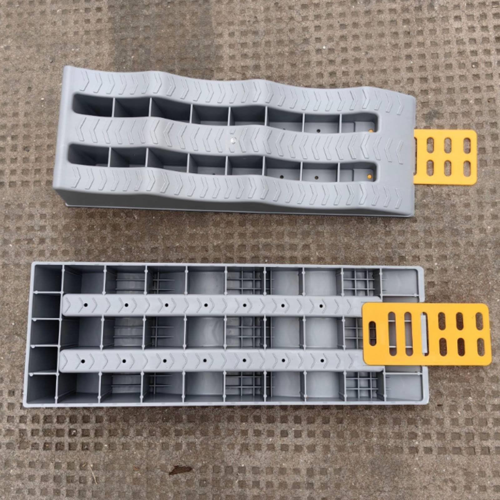 Rampa di Supporto Veicoli Set 2 Pezzi Rampe Livellamento Trazione Struttura Massiccia Plastica Antiscivolo per Pneumatici Adatto per Parcheggio Viaggi Aree Ricreative, Rosso