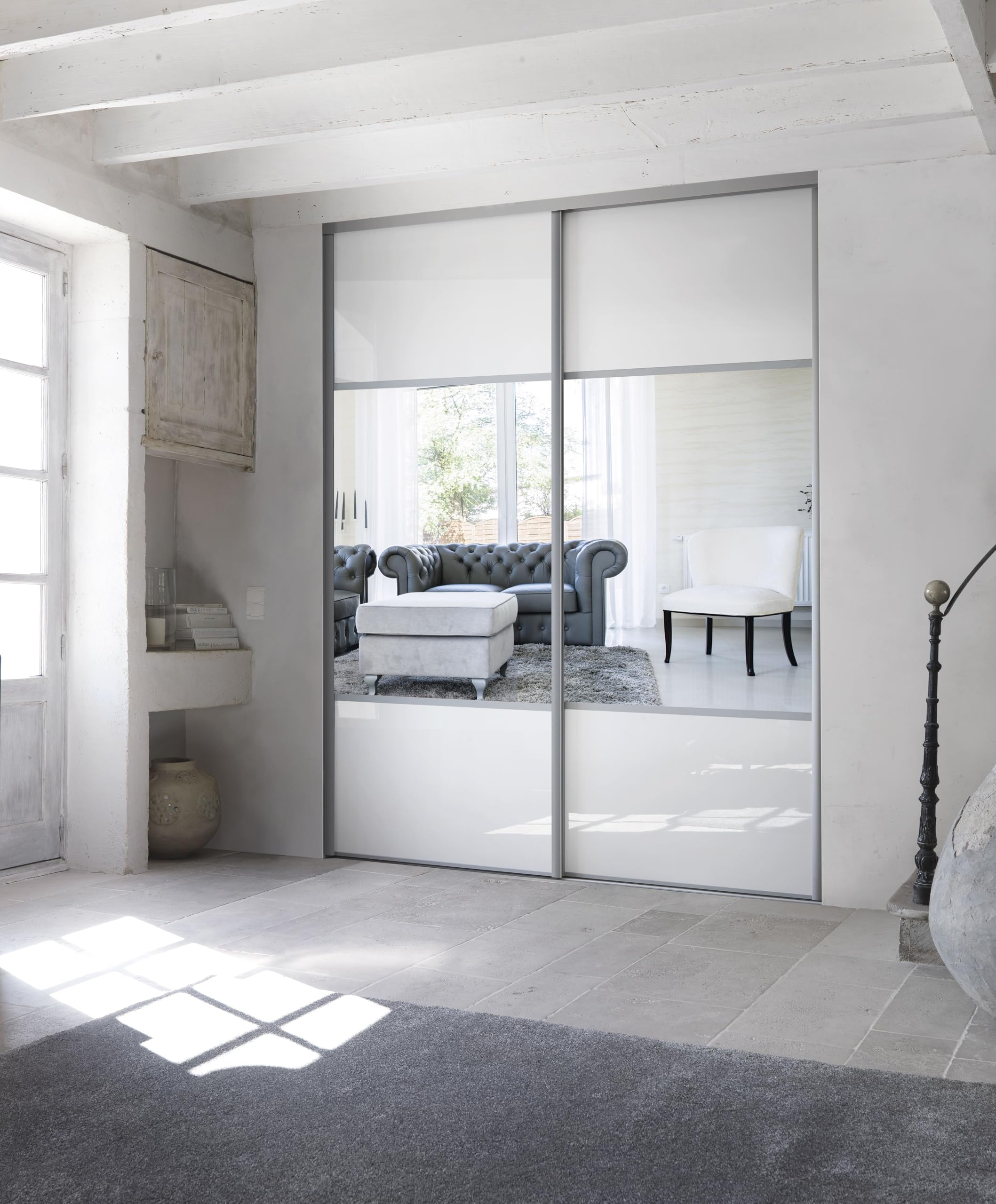 2 portes de placard coulissantes, hauteur 250 cm, largeur totale 150 cm, décor brillant blanc, partitionné miroir argent, profils et rails gris inclus