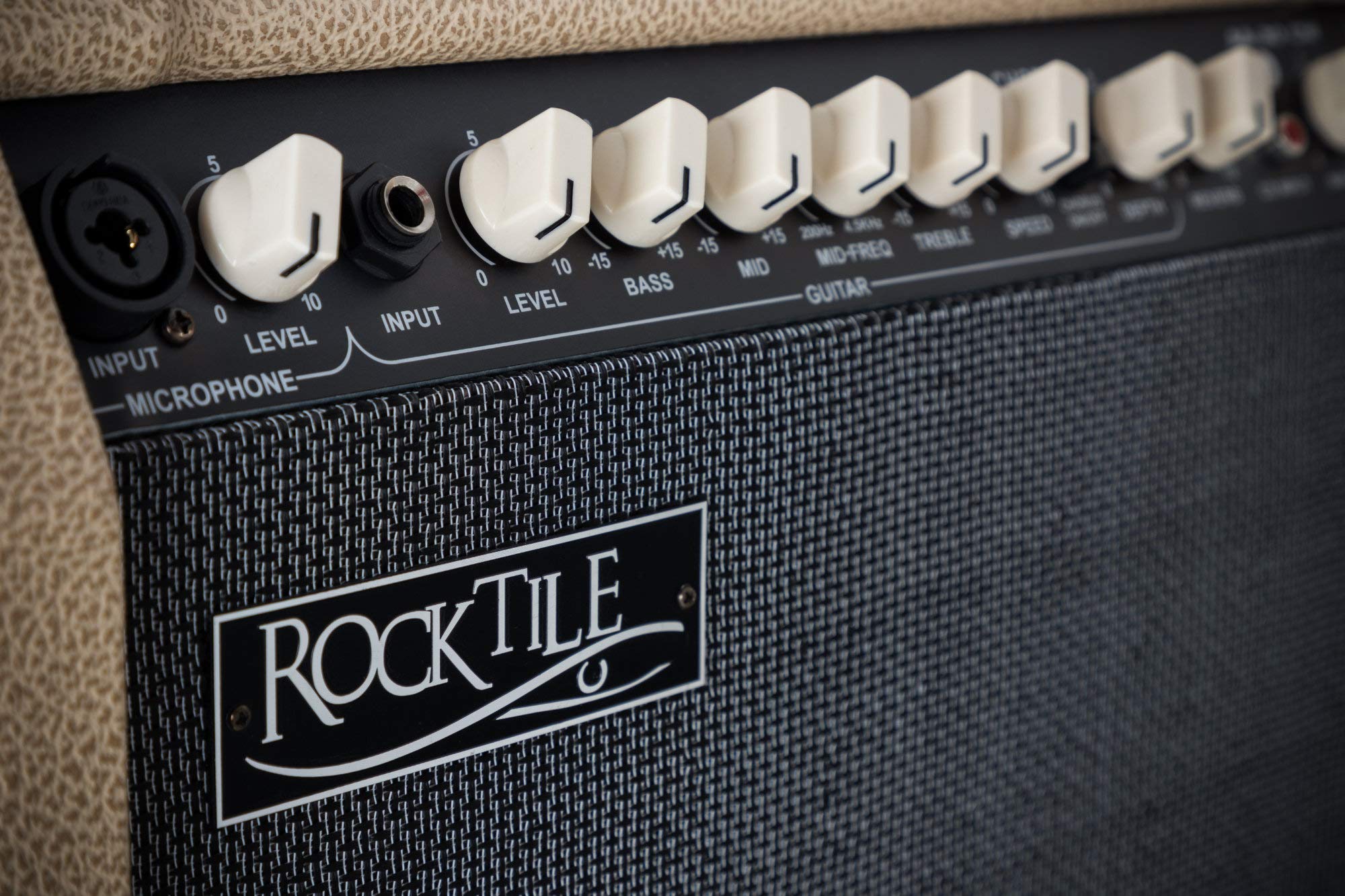 Rocktile AA-30 CW Eric Akustikverstärker - 30 Watt - 2 Kanäle (Mikrofon und Gitarre) - 10" Speaker + 2,5" Hochtöner - AUX-Eingang und Line Out - Chorus- und Hall-Effekt - Creme
