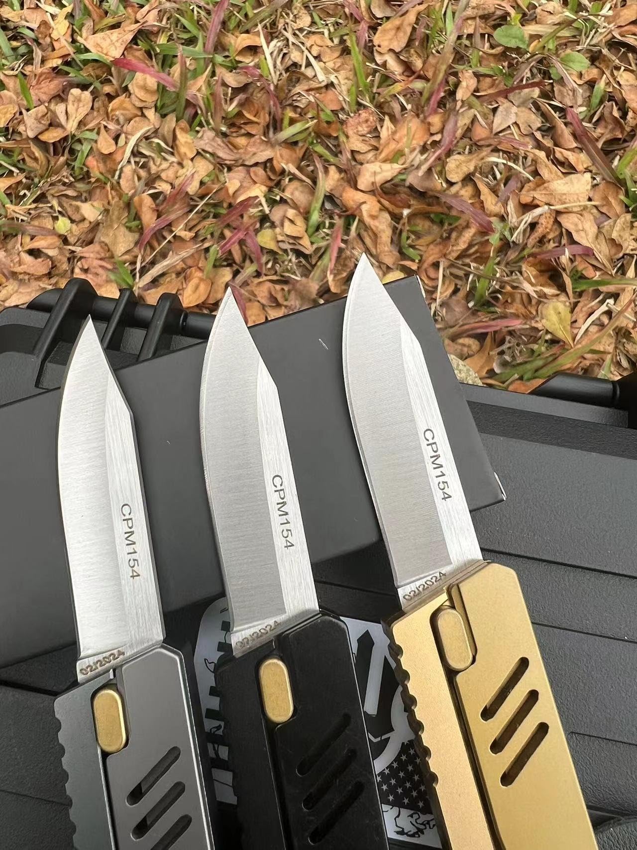 Navaja de Gravedad cuchillos de gravedad CPM154, Funda de Cuero Incluida y Diseño Compacto (negro)