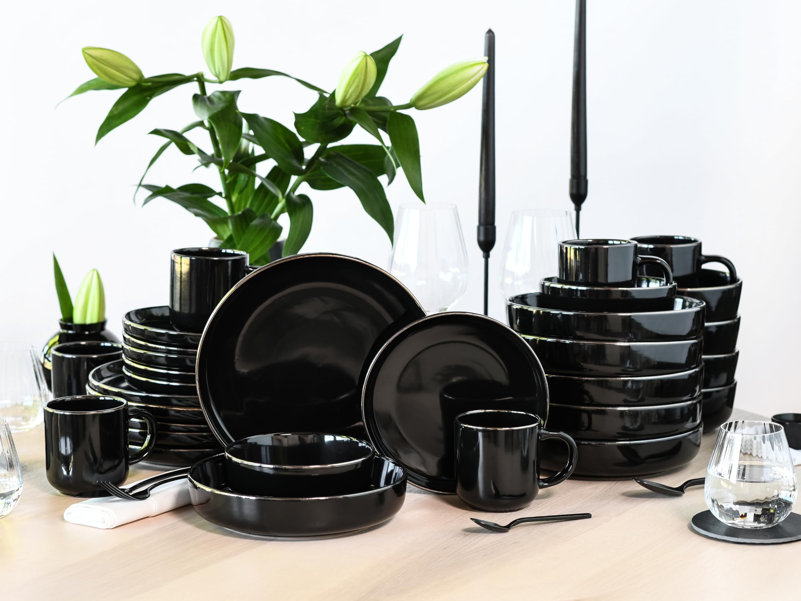 CreaTable, 24786, Serie Nordic Festive Schwarz, 30-teiliges Geschirrset für 6 Personen, Kombiservice aus Steinzeug, spülmaschinen- und mikrowellengeeignet, Qualitätsproduktion