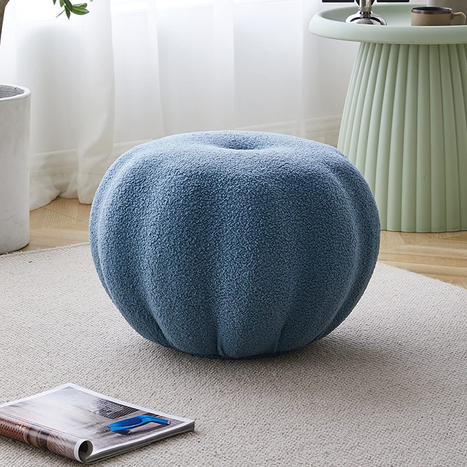Repose-pieds salon en tissu bleu, la touche confort sous votre bureau