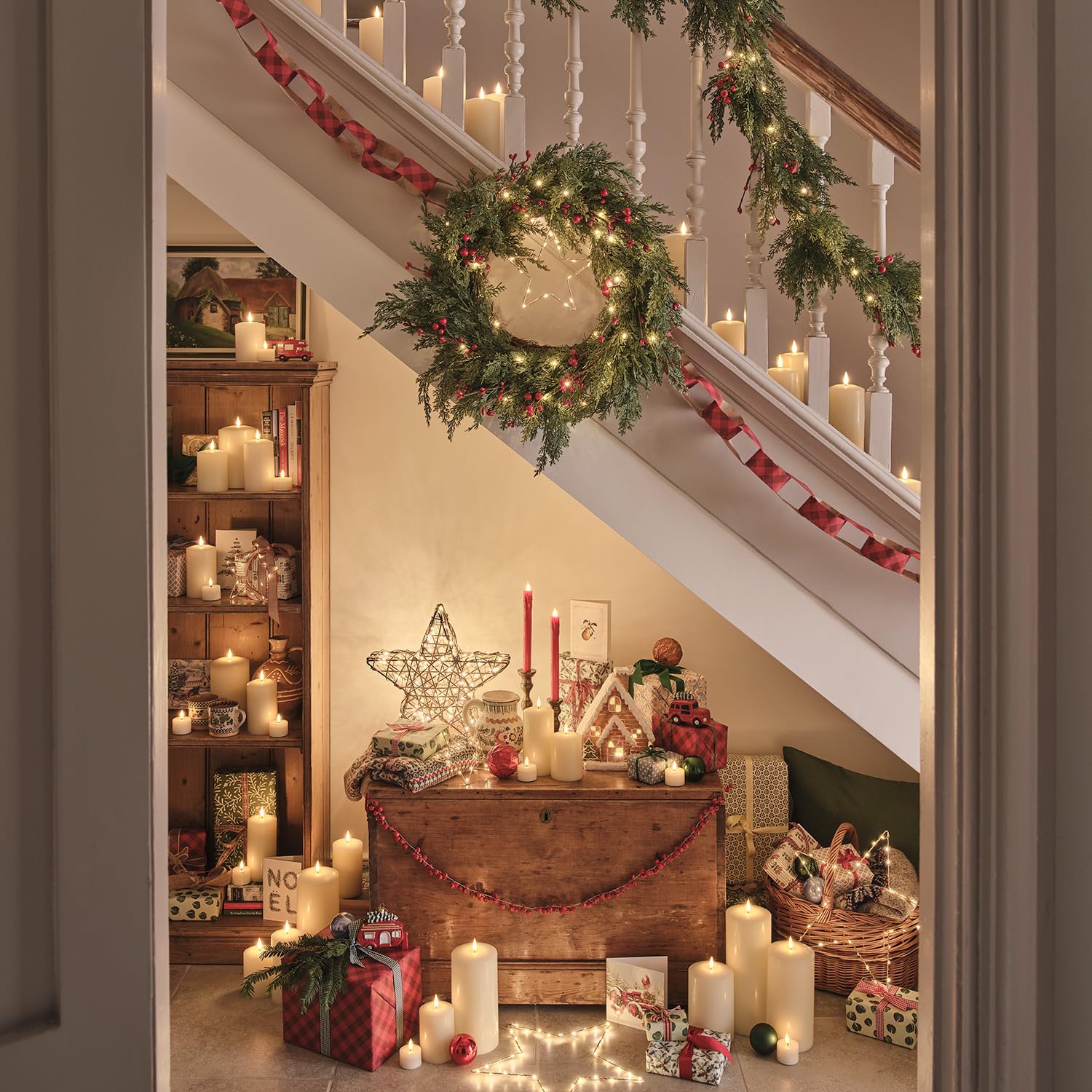 Lights4fun - Ghirlanda Natalizia Illuminata, con Luci LED Bianco Caldo, Foglie, Rami Arificiali, Bacche Rosse, Addobbi di Natale Casa, Interni, a Batteria con Timer, 1,5m