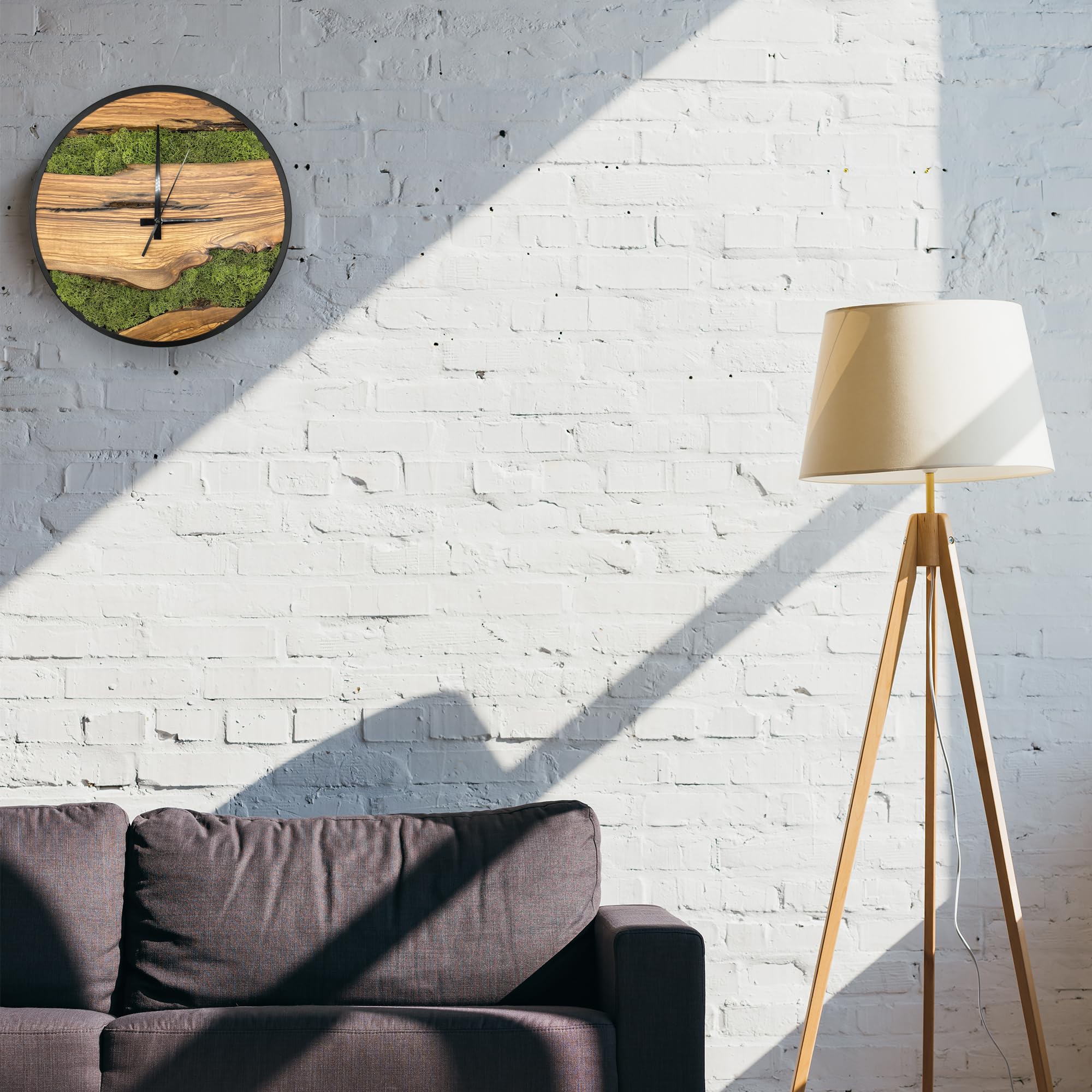 MODERNMOMENTS Wanduhr Holz 38 cm – Olivenholz Uhr ohne Ticken, Handgefertigte Massivholz Wand Uhr mit Moos, Lautlose Wohnzimmer Uhr mit schwarzem Metallrahmen