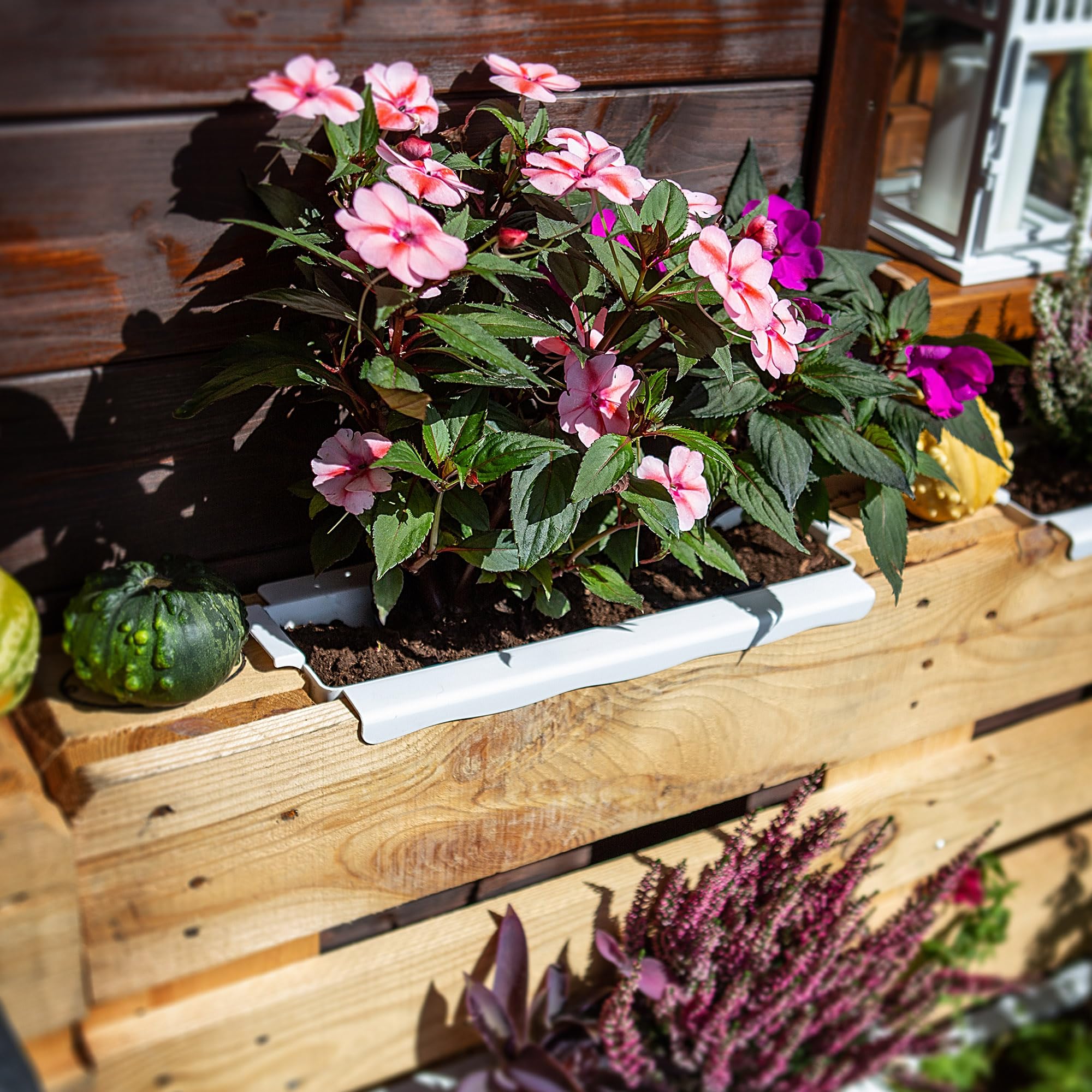 KADAX Lot de 6 jardinières pour palettes avec système de suspension, 37 x 9 cm, blanches, à planter et décorer, bac à fleurs pour palettes européennes, insert de pot de fleurs et cache-pot dans les