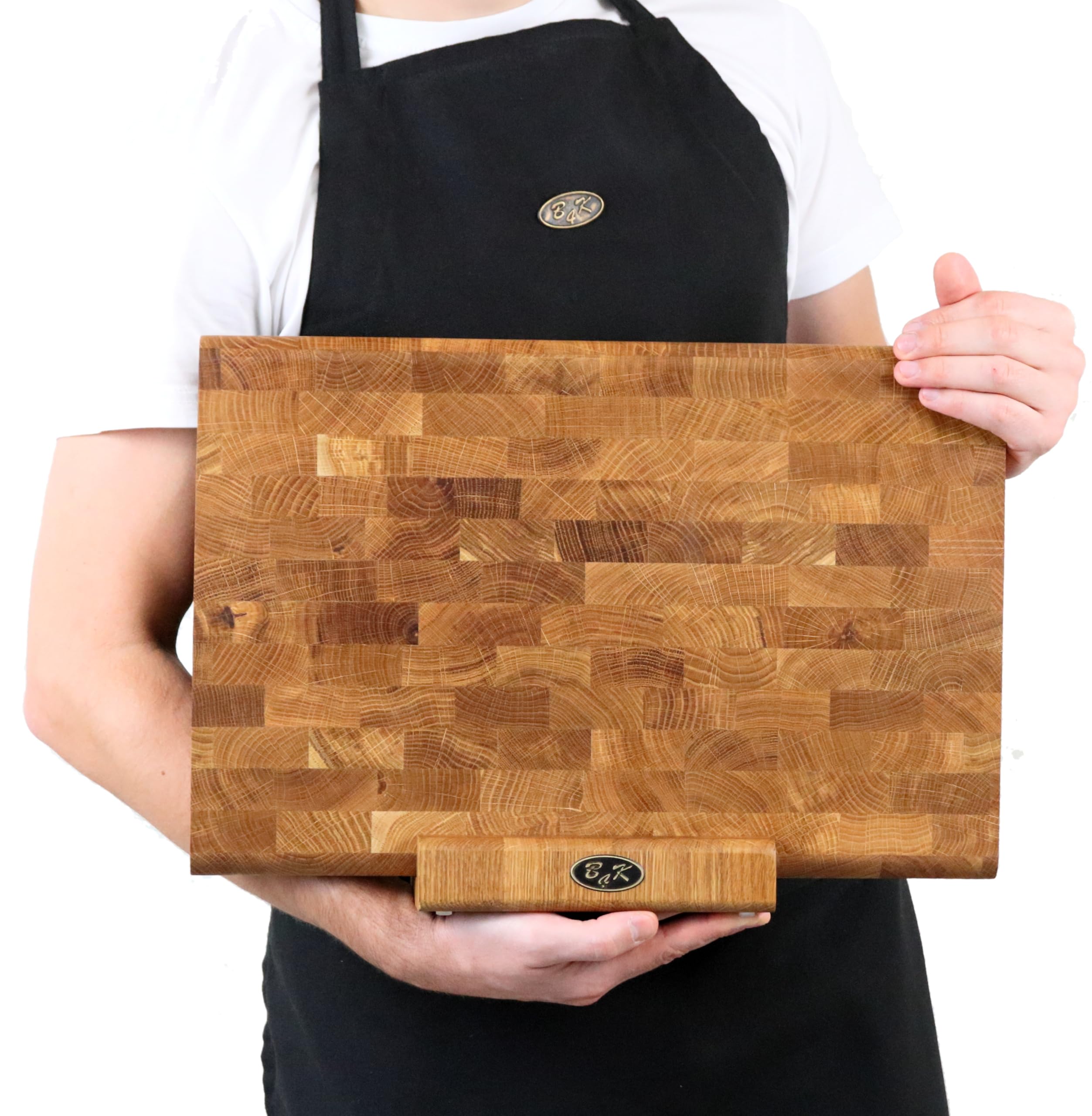 B4K® Schneidebrett 45 × 30 cm – Hackblock aus Eichen-Stirnholz mit Ständer und abgerundeten Kanten – rutschfest mit Silikonfüßen & Griffmulden – ideal für Küche & BBQ