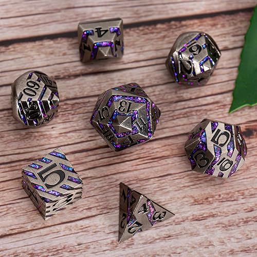 Miniatura 5 de DND - Juego de dados de rayas de metal, 7 piezas de dados poliédricos RPG con estuche de regalo para Calabozos y Dragones (níquel envejecido morado)