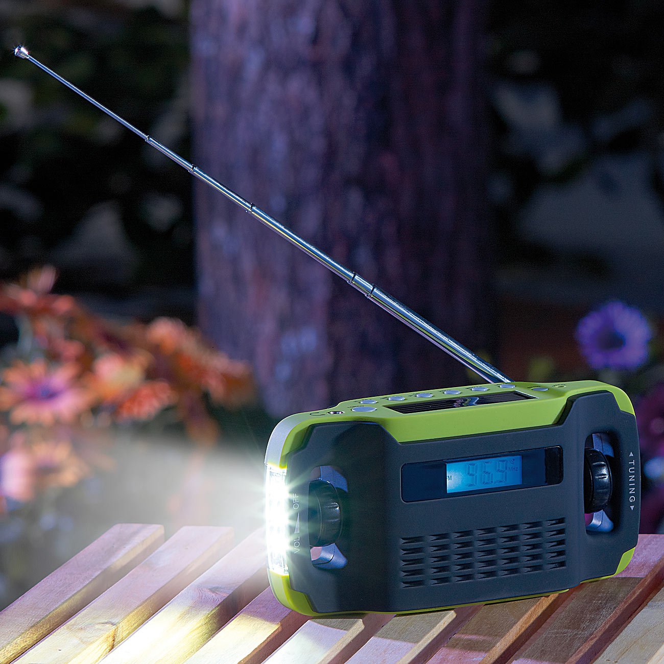infactory Kurbelradio: Solar- und Dynamo-Kurbel-Radio mit LED-Licht, LCD-Display (Dynamoradio, Notfallradio mit LED-Lampe, Mini)