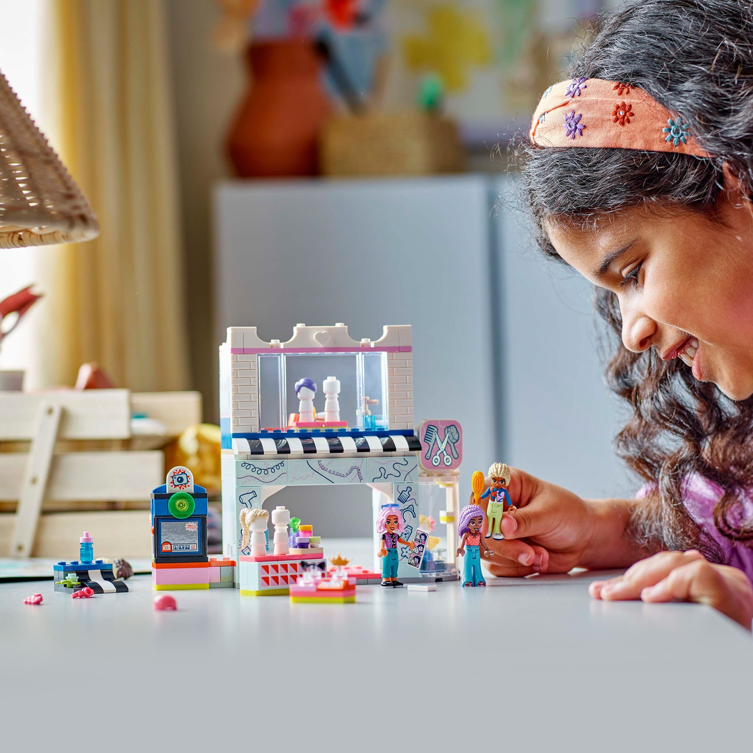 LEGO Friends Peluquería y Tienda de Complementos, Secador y Pelucas de Juguete, Juegos de Peinados, Regalo para Niñas de 7 Años o Más, 3 Mini Muñecos para el Juego de rol 42662