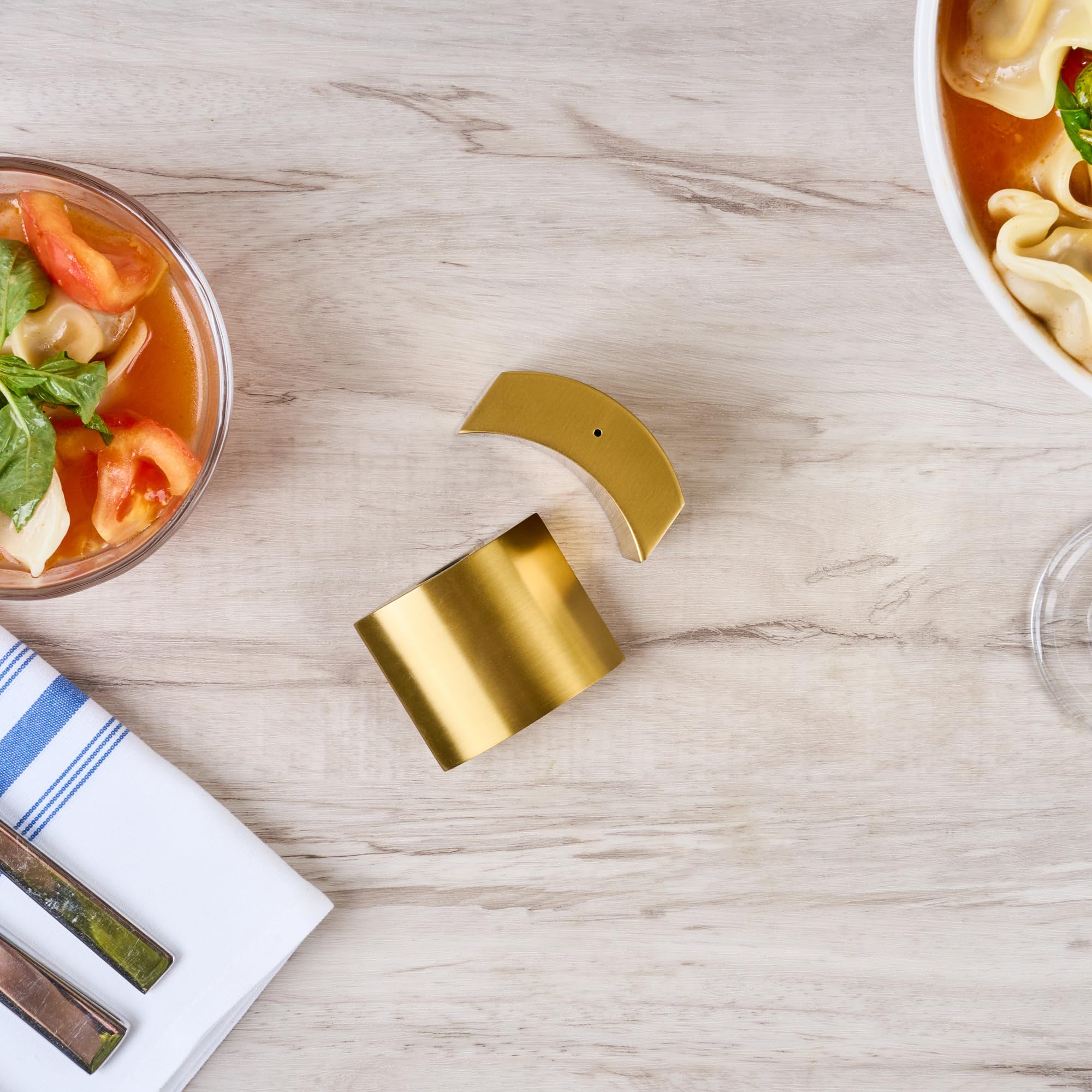 Restaurantware -RW Base - Juego de salero y pimentero de 2 onzas, 1 juego de sal y pimentero duradero, apto para lavavajillas, recargable, kit de sal y pimienta de acero dorado para restaurantes o