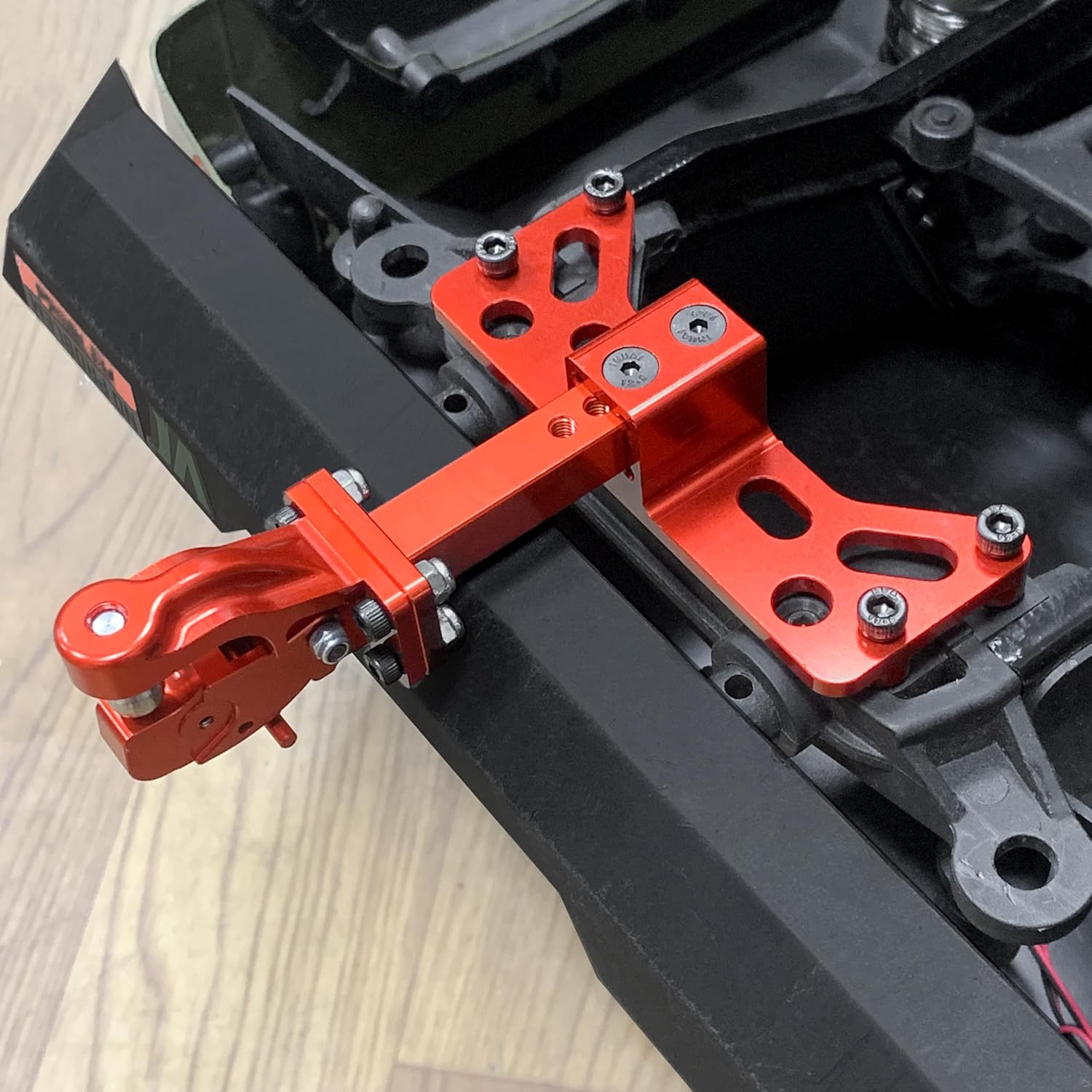 RC Trailer Hook Rack, Aluminium Alloy RC Trailer Hook Adjustable Trailer Hitch Hook Bracket Compatible with Axial SCX6 AXI05000 Wrangler 1/6 RC Crawler Car Upgrade Parts (Red)