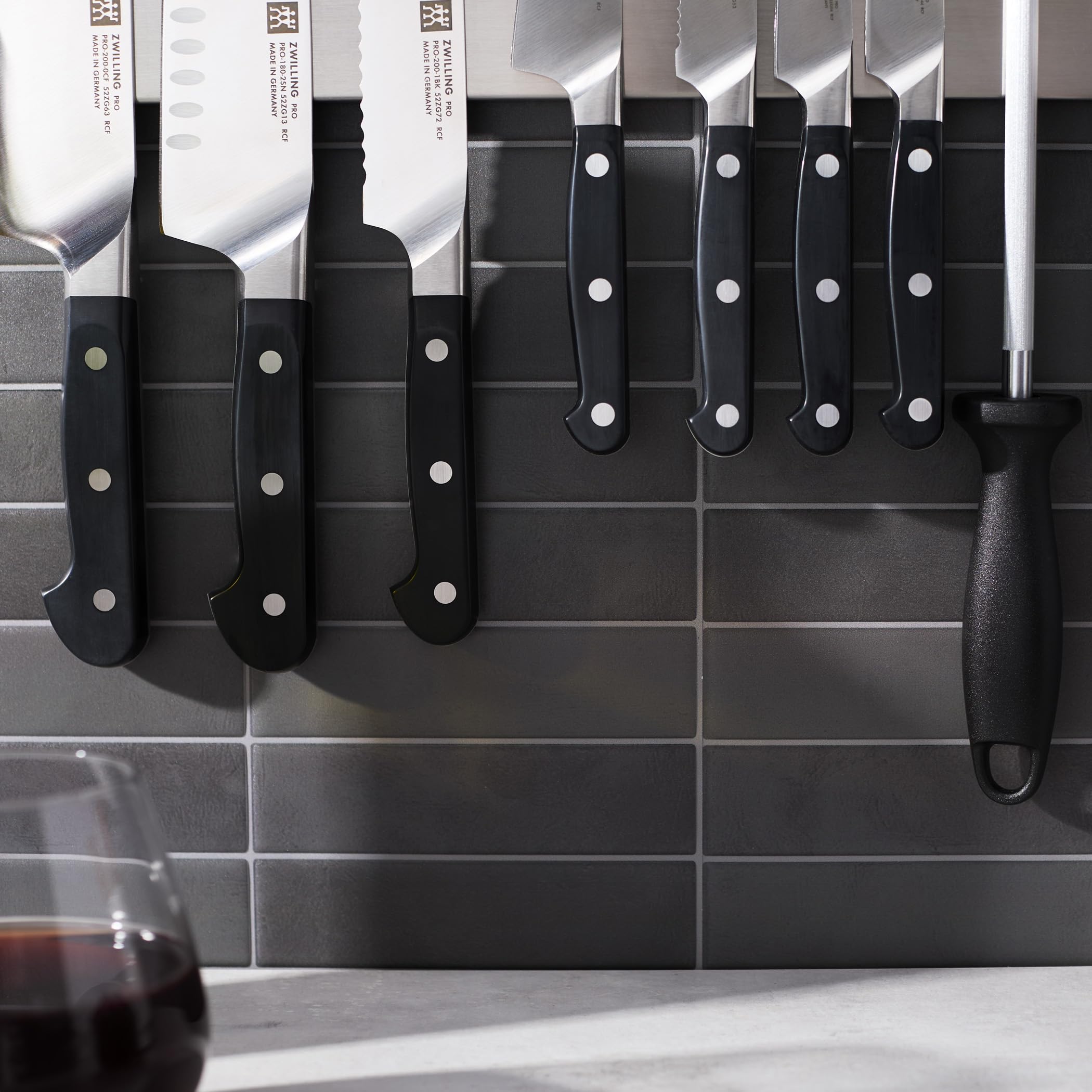 ZWILLING Pro - Juego de cuchillos (10 piezas, con barra magnética de acero inoxidable de 44,5 cm)