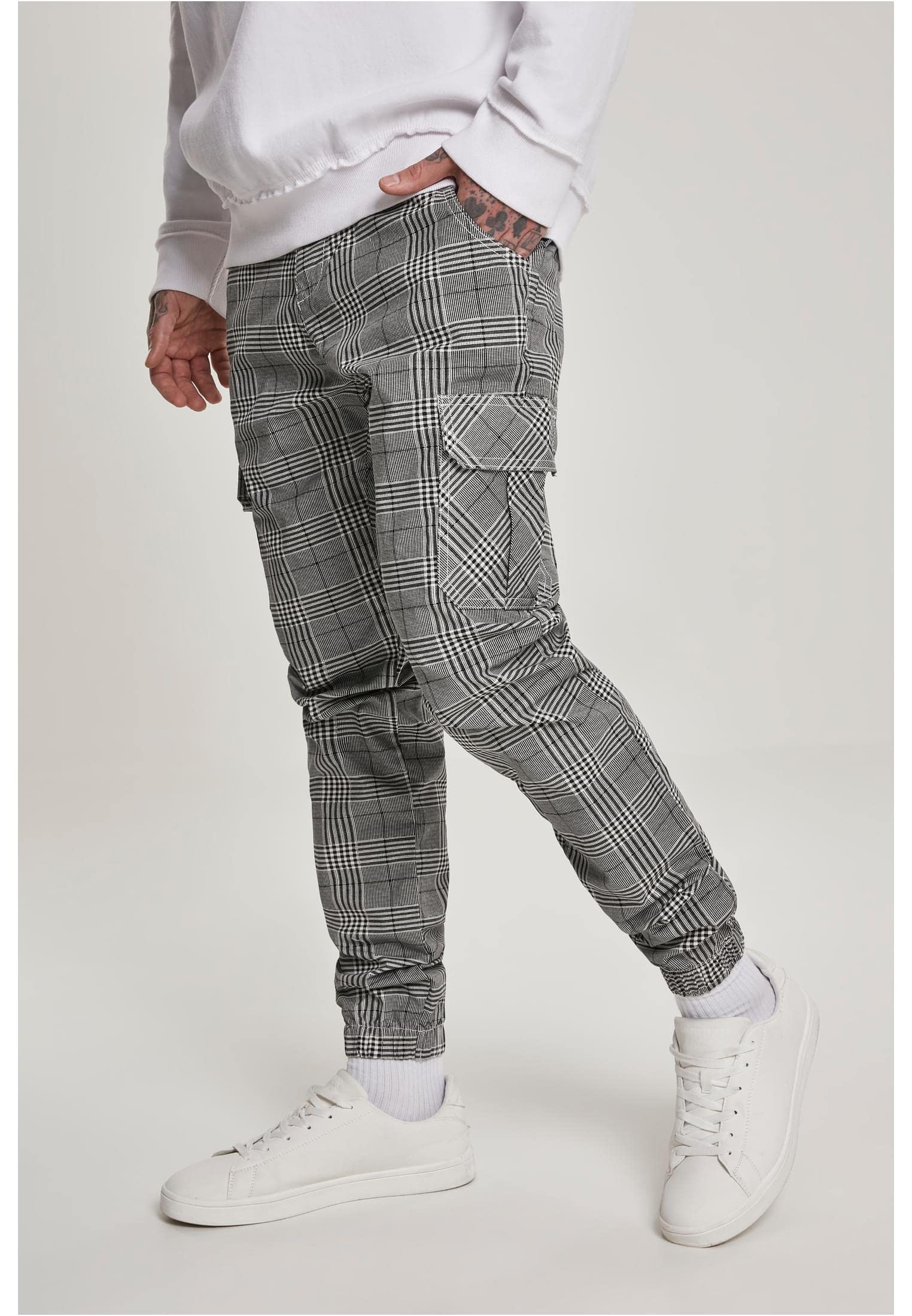 Urban Classics Pantalones cuadriculados para hombre, pantalones cargo con puños en los tobillos, grandes bolsillos laterales, disponibles en tallas de S a 5XL