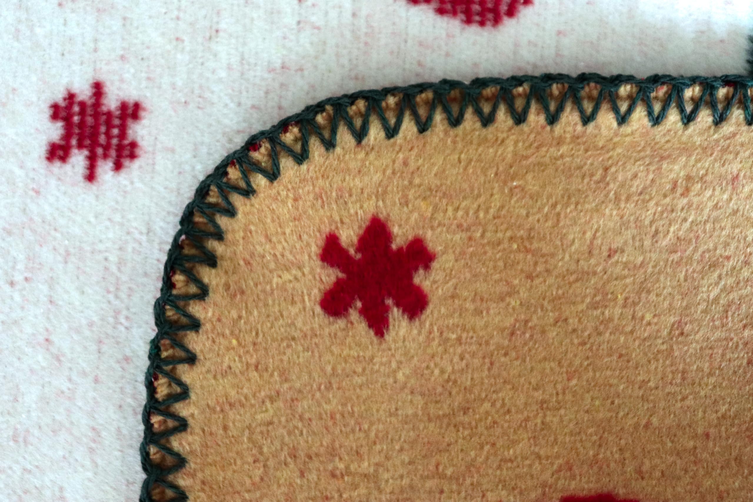 Villeroy & Boch Wohndecke Toy's Delight Ruby, Weihnachtsdecke in 150x200 cm | Made in Germany, weiche Kuscheldecke mit Weihnachtsmotiven, OEKO-TEX Made in Green, rote Sofadecke aus Baumwollmischgewebe