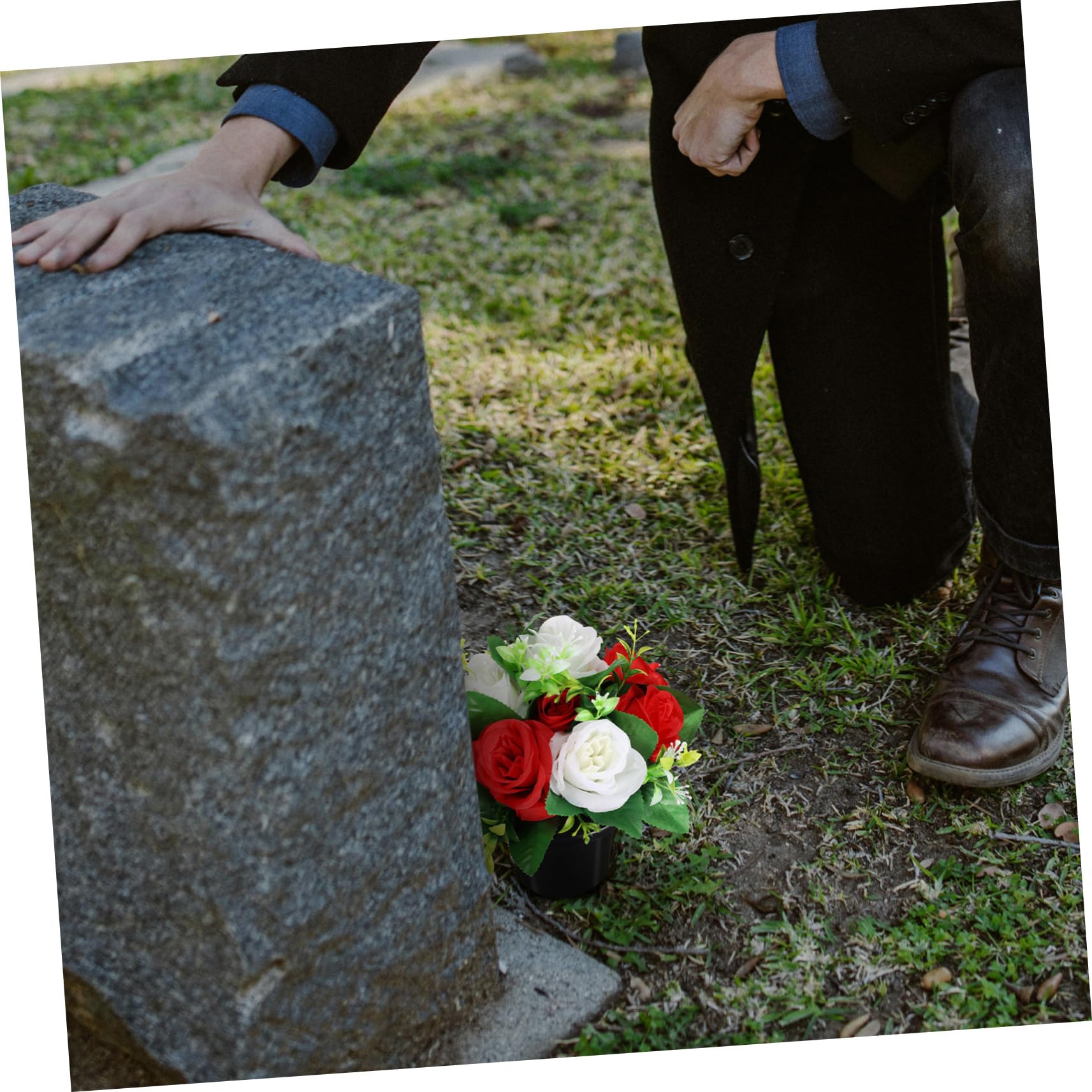 Fiori Artificiali per Cimitero Piccolo Secchio Resistente, Composizione Floreale Funebre Decorativa per Esterni, Set da 2 Pezzi per Decorazioni Tombali Commemorative