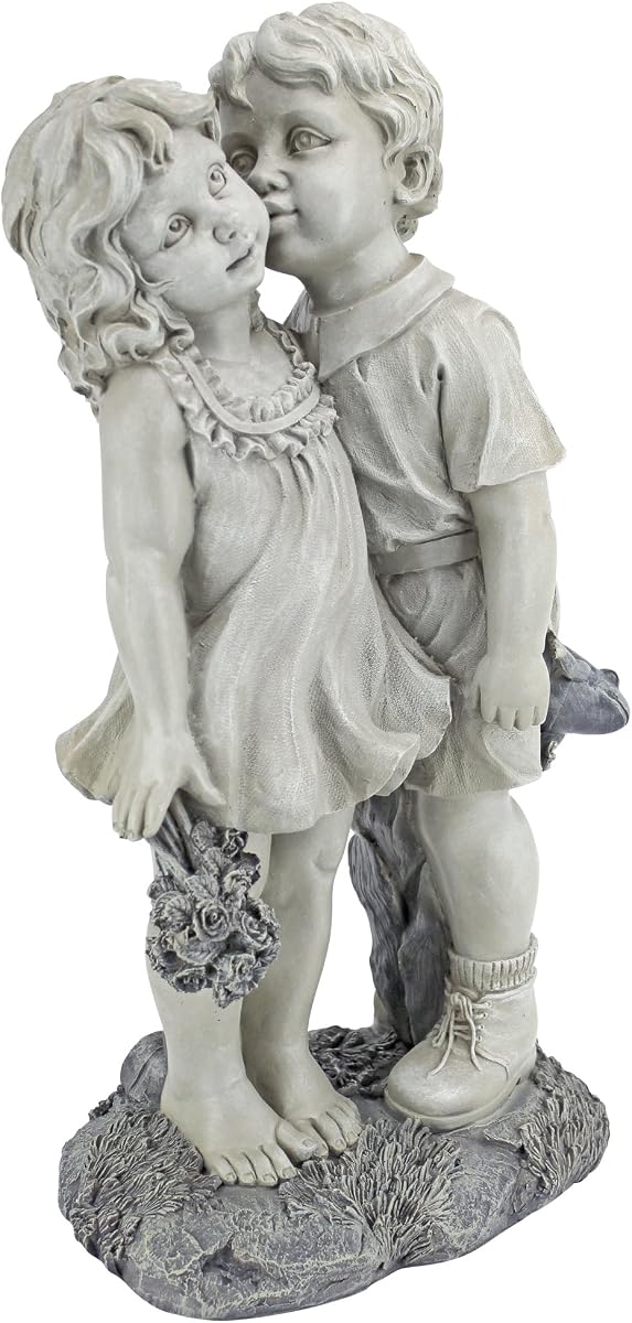 Jóvenes novios: estatua de jardín de niños besándose