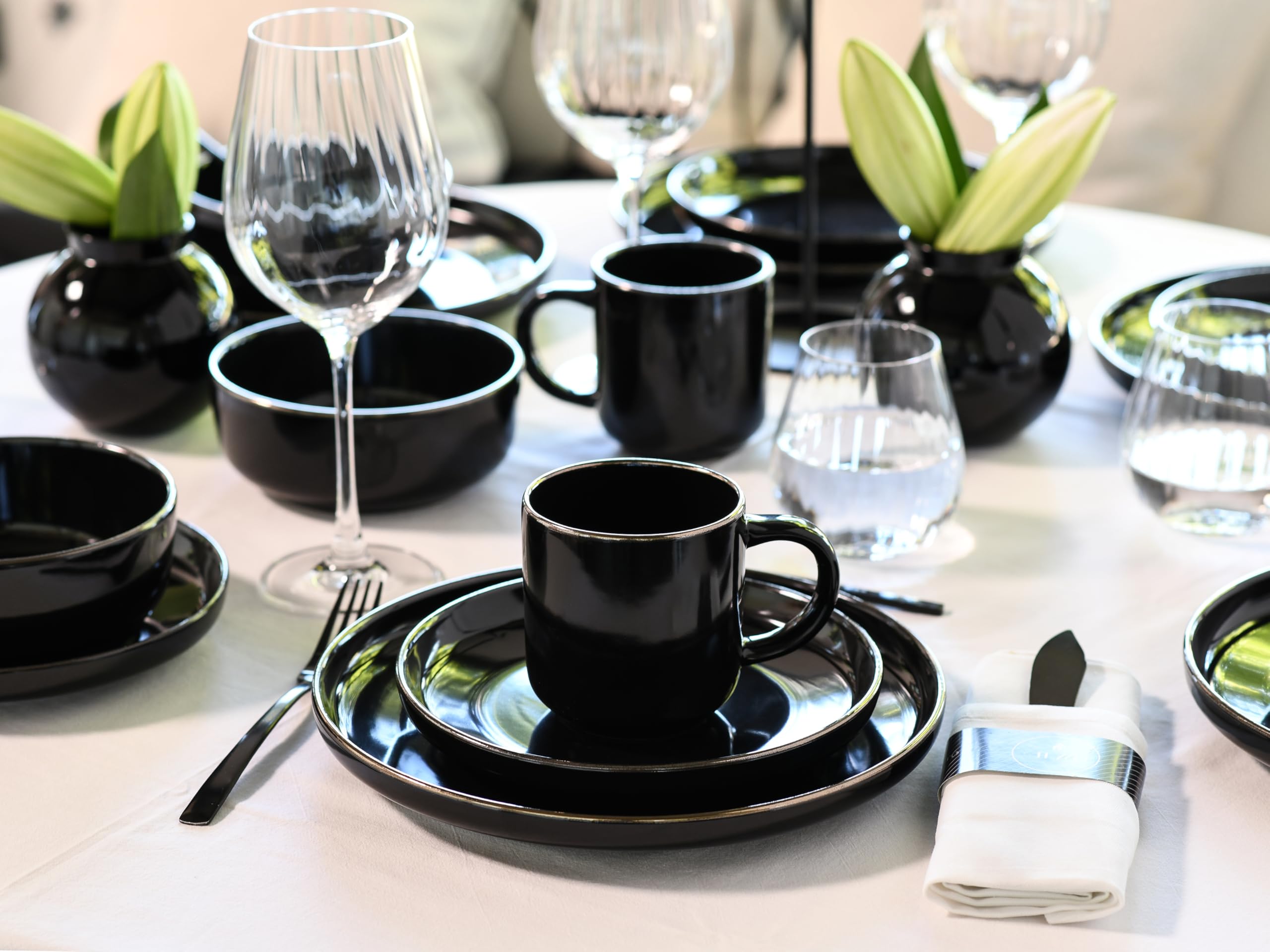 CreaTable, 24786, Serie Nordic Festive Schwarz, 30-teiliges Geschirrset für 6 Personen, Kombiservice aus Steinzeug, spülmaschinen- und mikrowellengeeignet, Qualitätsproduktion