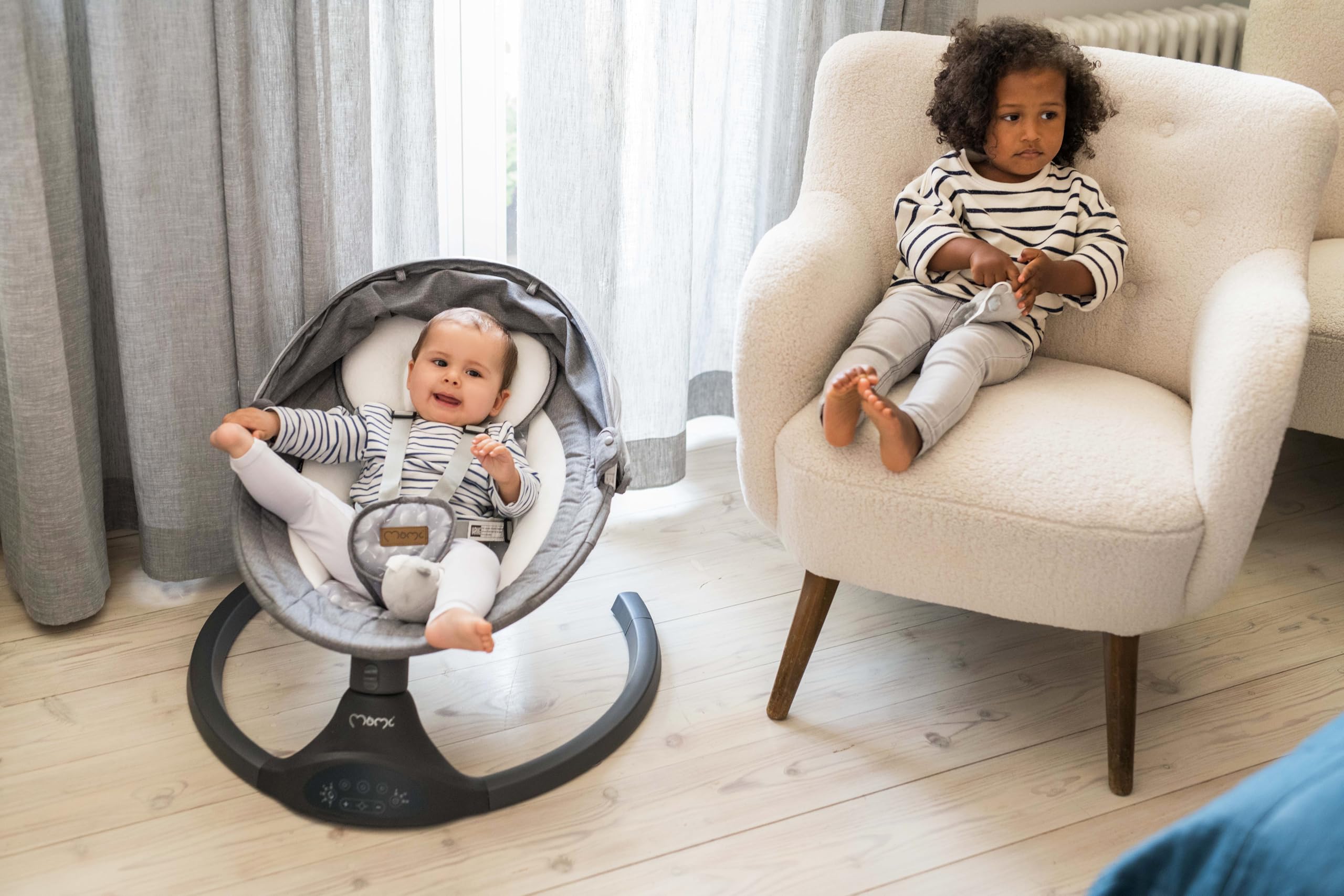MoMi KENANI Mecedora para Niños hasta 9 kg, Plegable, con Mando a Distancia y Bluetooth, Funciona con Pilas/Electricidad, Arnés 5 Puntos, Visera Solar