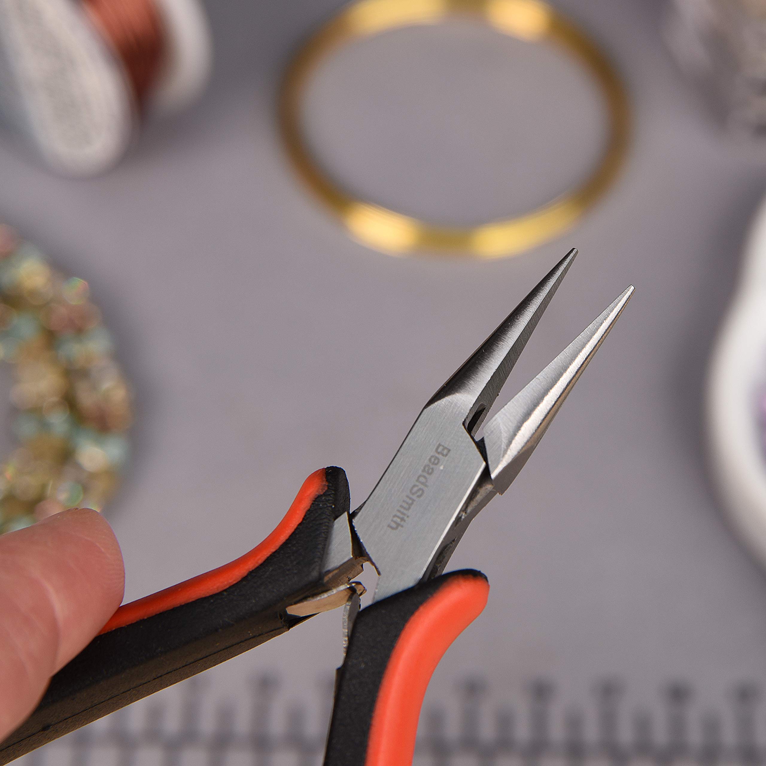 The Beadsmith Niemieckie szczypce płasko-nosowe serii Platinum 120 mm z polerowaną stalową głowicą, czerwony i czarny ergonomiczny uchwyt wygodny i sprężyna z dwoma liśćmi, narzędzie do produkcji biżuterii