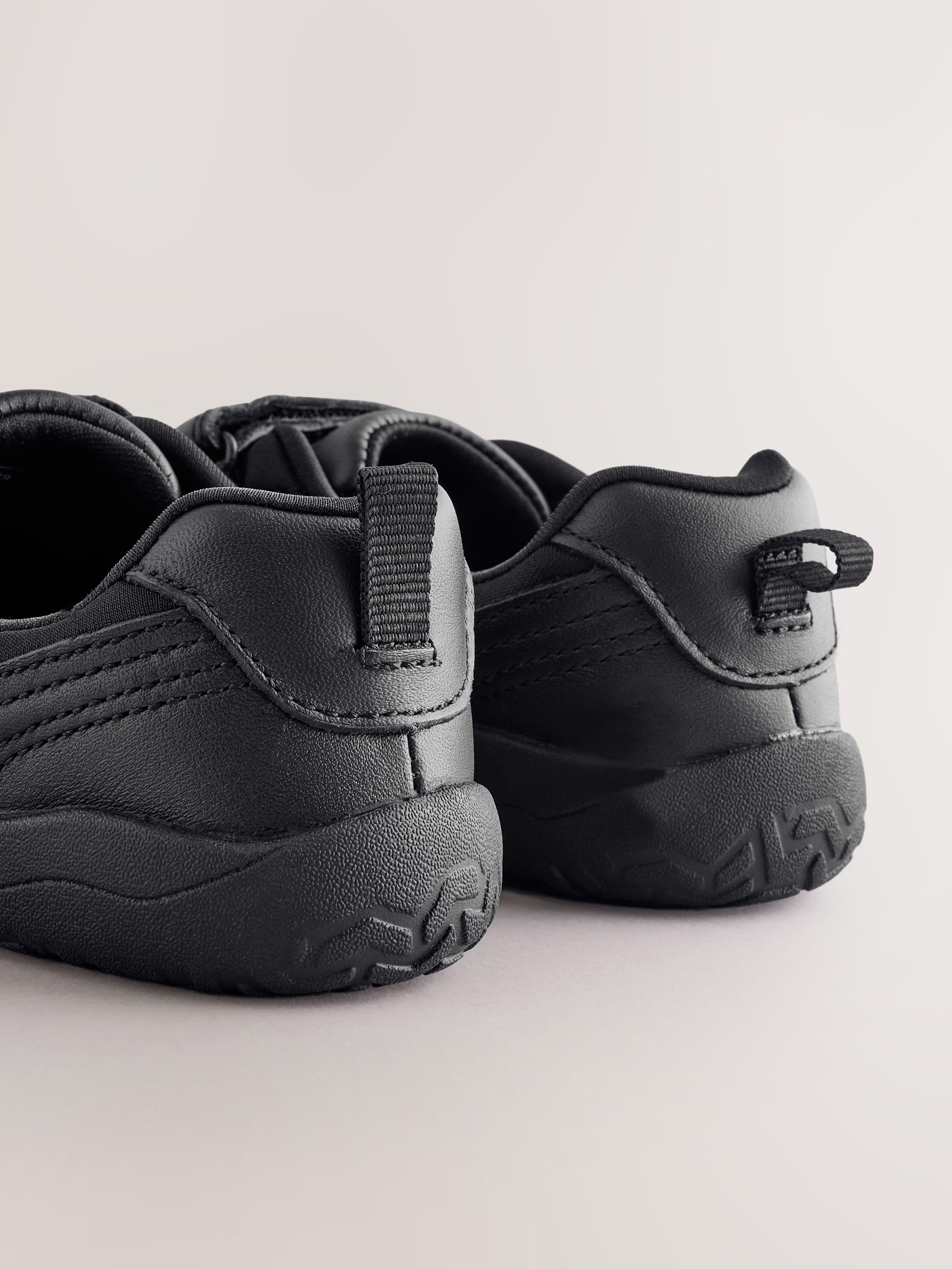 NEXT Niños Zapatos Escolares Barefoot de Piel con 2 Tiras de Cierre con un Toque