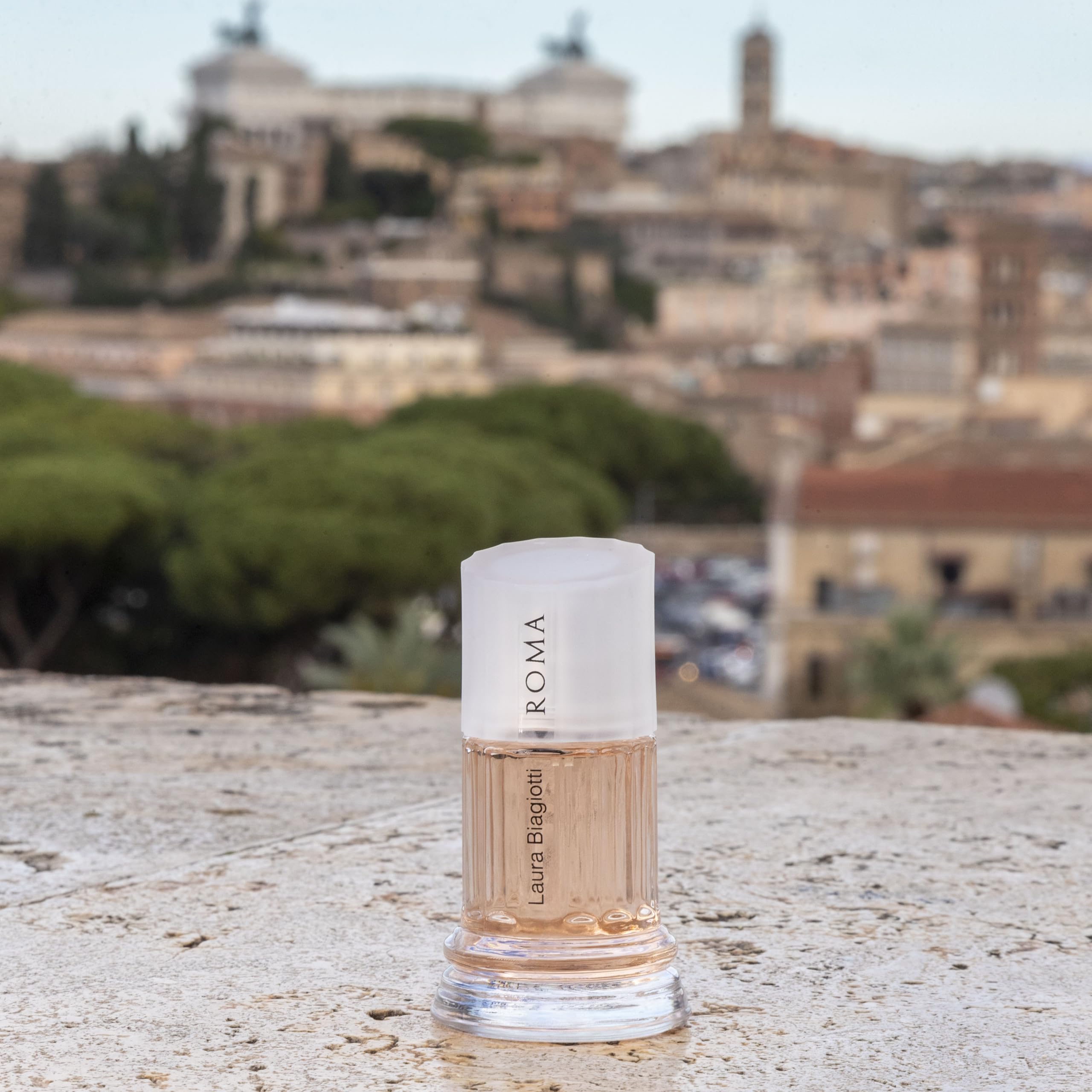 Laura Biagiotti Roma Fiori Bianchi Eau de Toilette 100 ml für Damen – blumig-holziger Duft mit orientalischen Noten – ikonischer Flakon, inspiriert von römischen dorischen Säulen