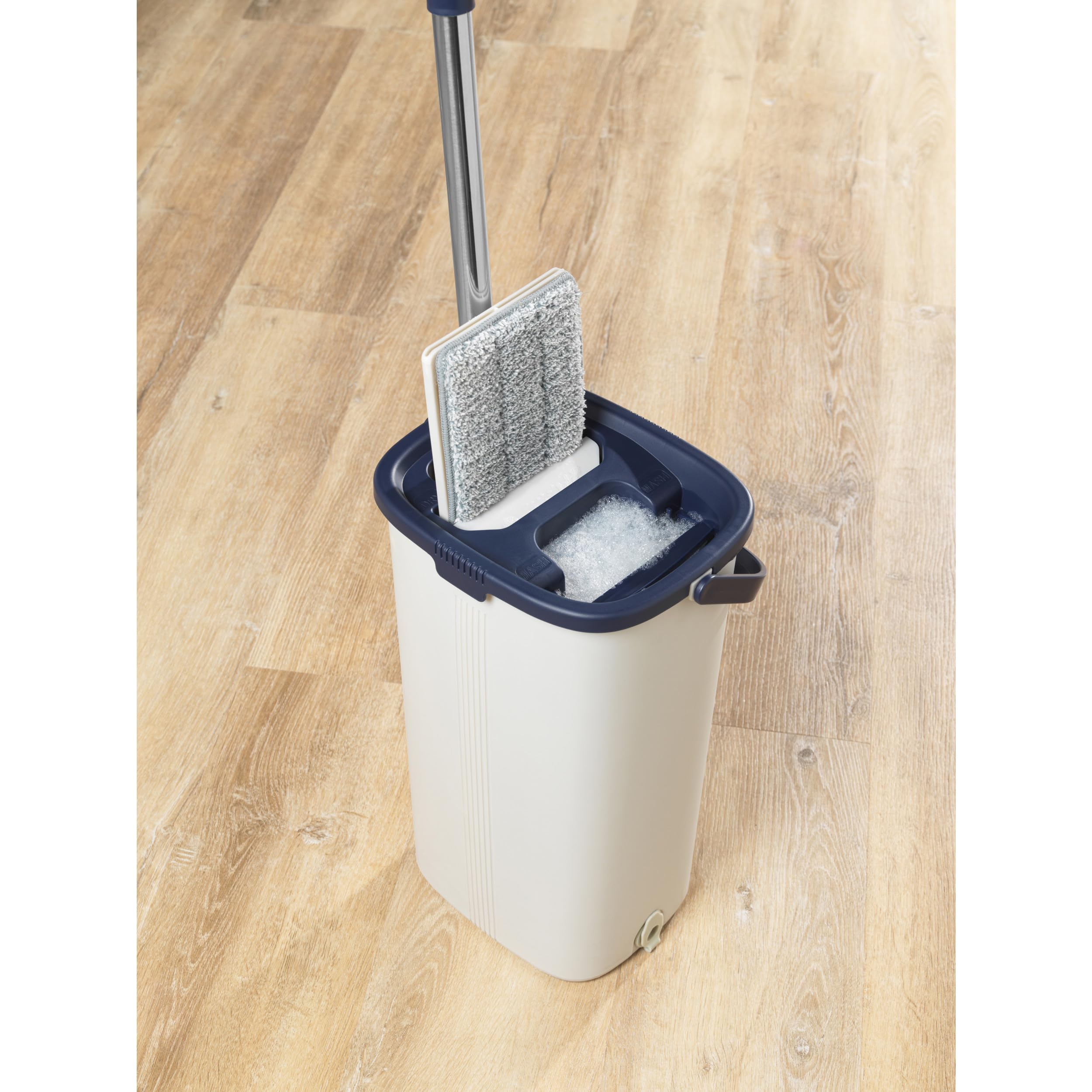 Beldray Juego de fregona Plana y Cubo de Limpieza Profunda: Cubo de fregona de 4 litros con 2 Compartimentos para remojar/escurrir y Quitar la Suciedad, 2 Cabezales de Microfibra Lavables a máquina