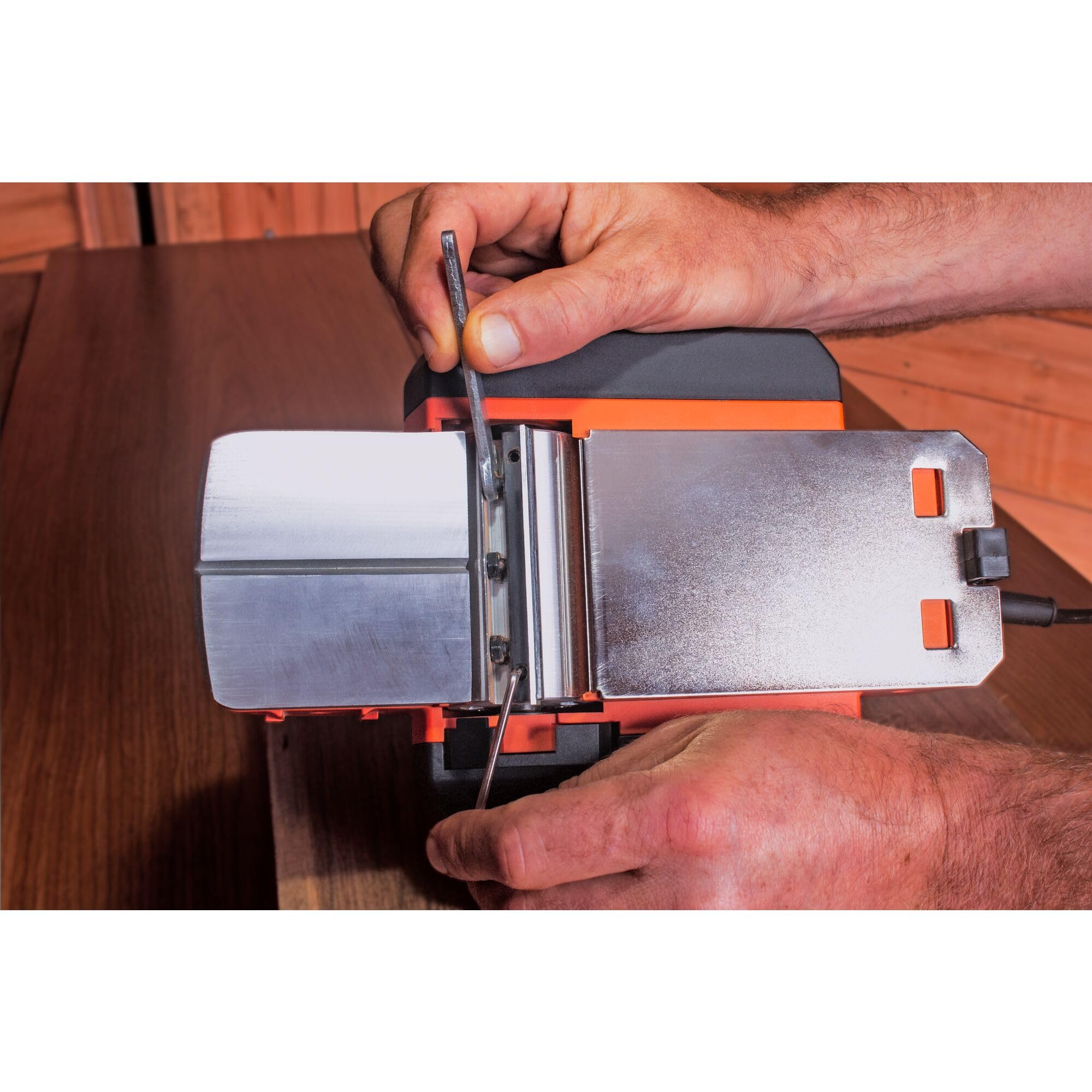 BLACK+DECKER BEW712-QS Cepillo Eléctrico, Potencia de 710 W, Ancho de Corte 82 mm, Profundidad de Corte de 2 mm, Bolsa Recolectora y Adaptador de Aspiración