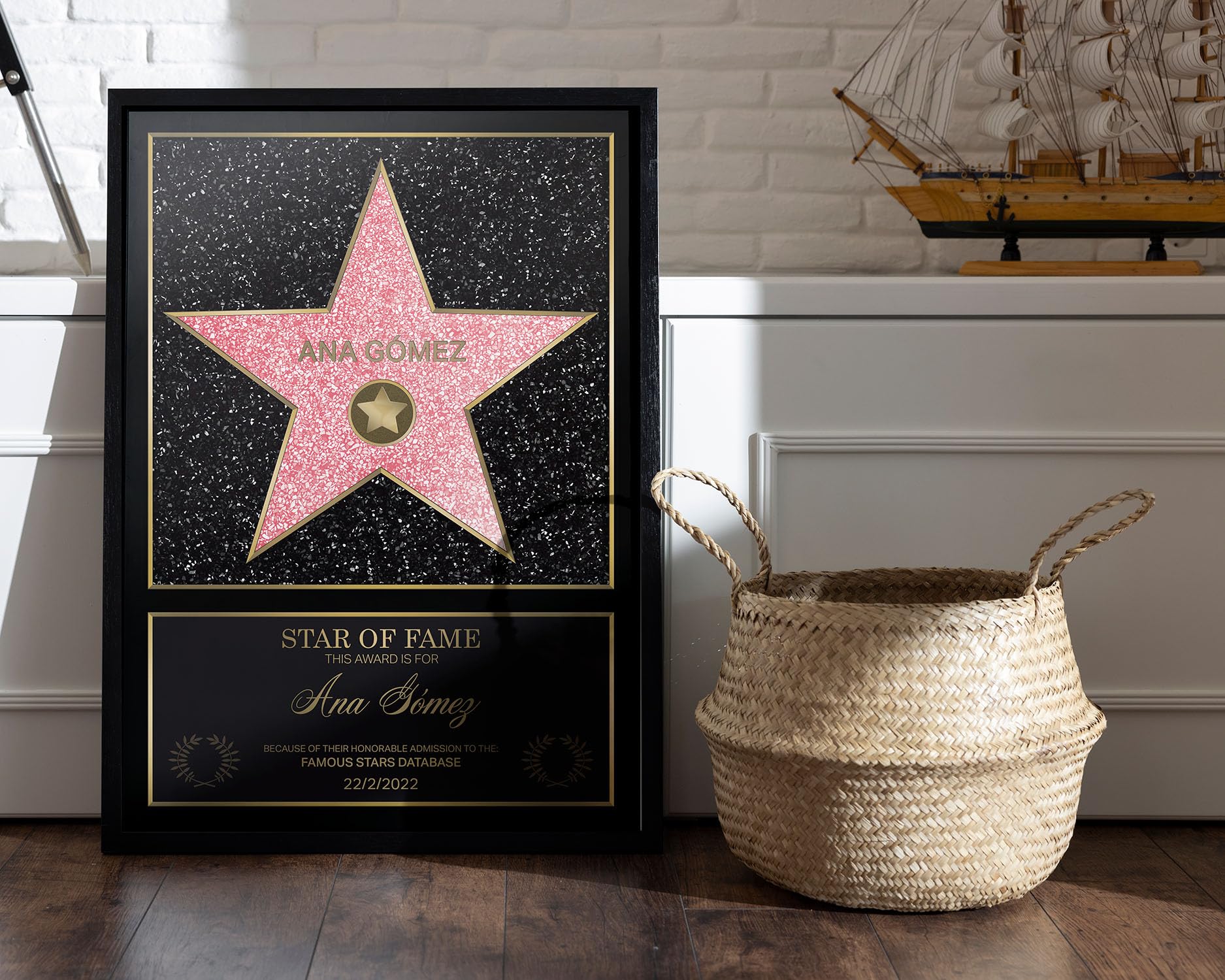 REGALOCREATIVO Hollywood Star Of Fame 35x50 Cm – Stella Personalizzata Con Certificato Walk Of Fame – Quadro In Metacrilato Con Cornice