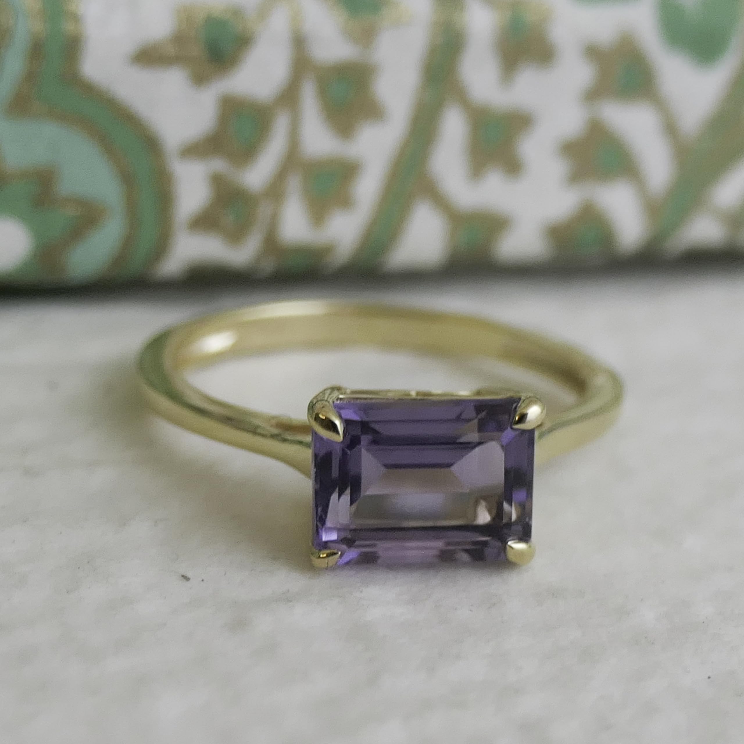 Anillo de plata de ley bañado en oro con amatista talla baguette