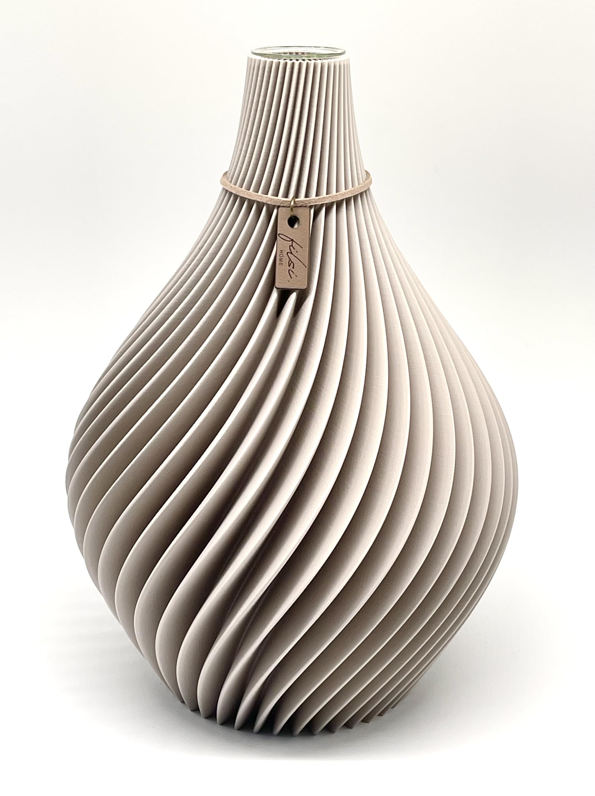 Filsi Home | 3D Druck Vase Nuvia | hergestellt aus PLA (Bio-Kunststoff) | umweltfreundlich | Tiefe Rillen | einzigartige Optik | Made in Germany (Greige, 22cm Höhe 16,5cm Durchmesser)