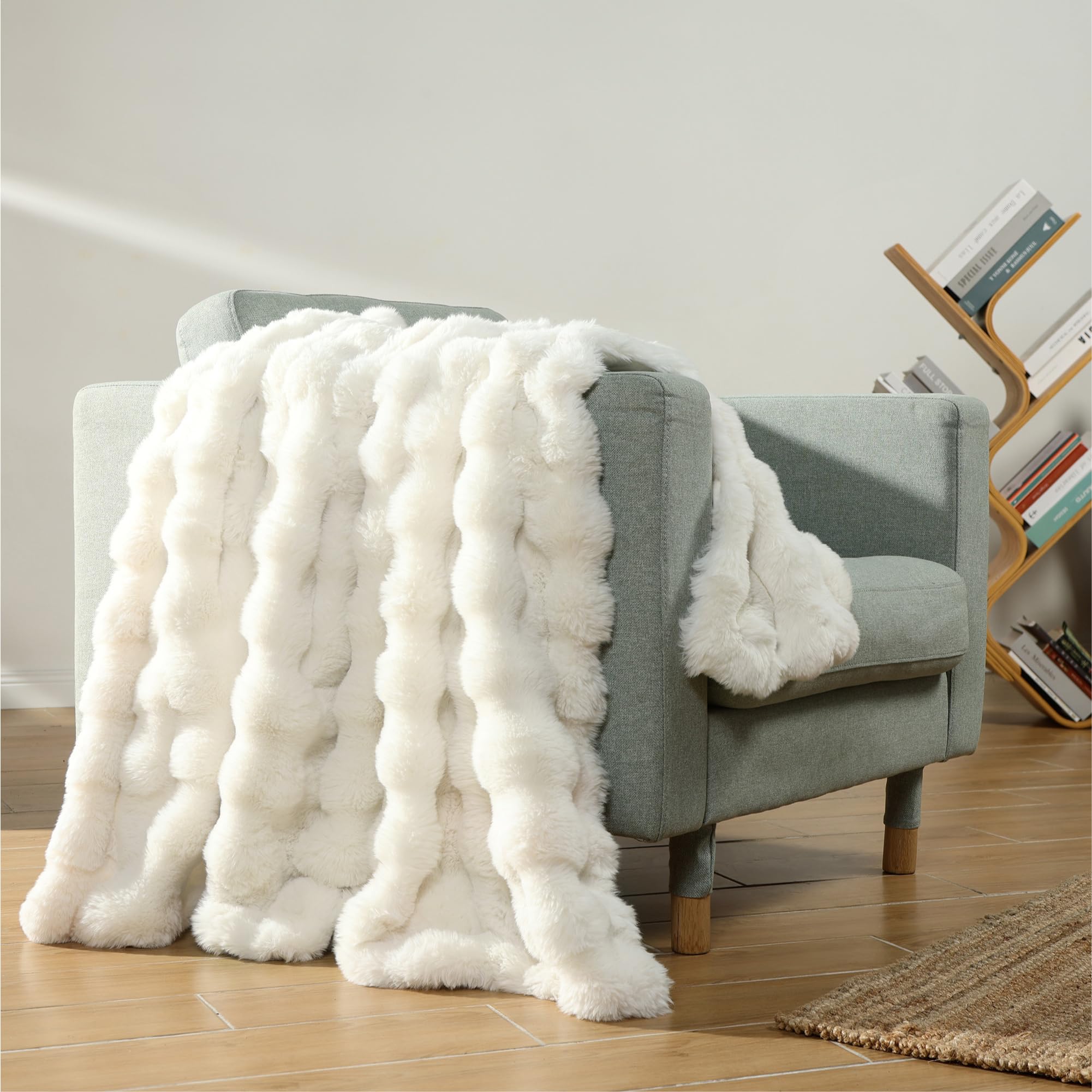 HOMELEVEL Faux Fur Blanket Throw - Extra Heavy 750 GSM - 127 x 152cm (50 x 59-7/8") - Super Soft, Plush & Warm - Fluffy Blanket Ideal for Couch or Bed - Cream
