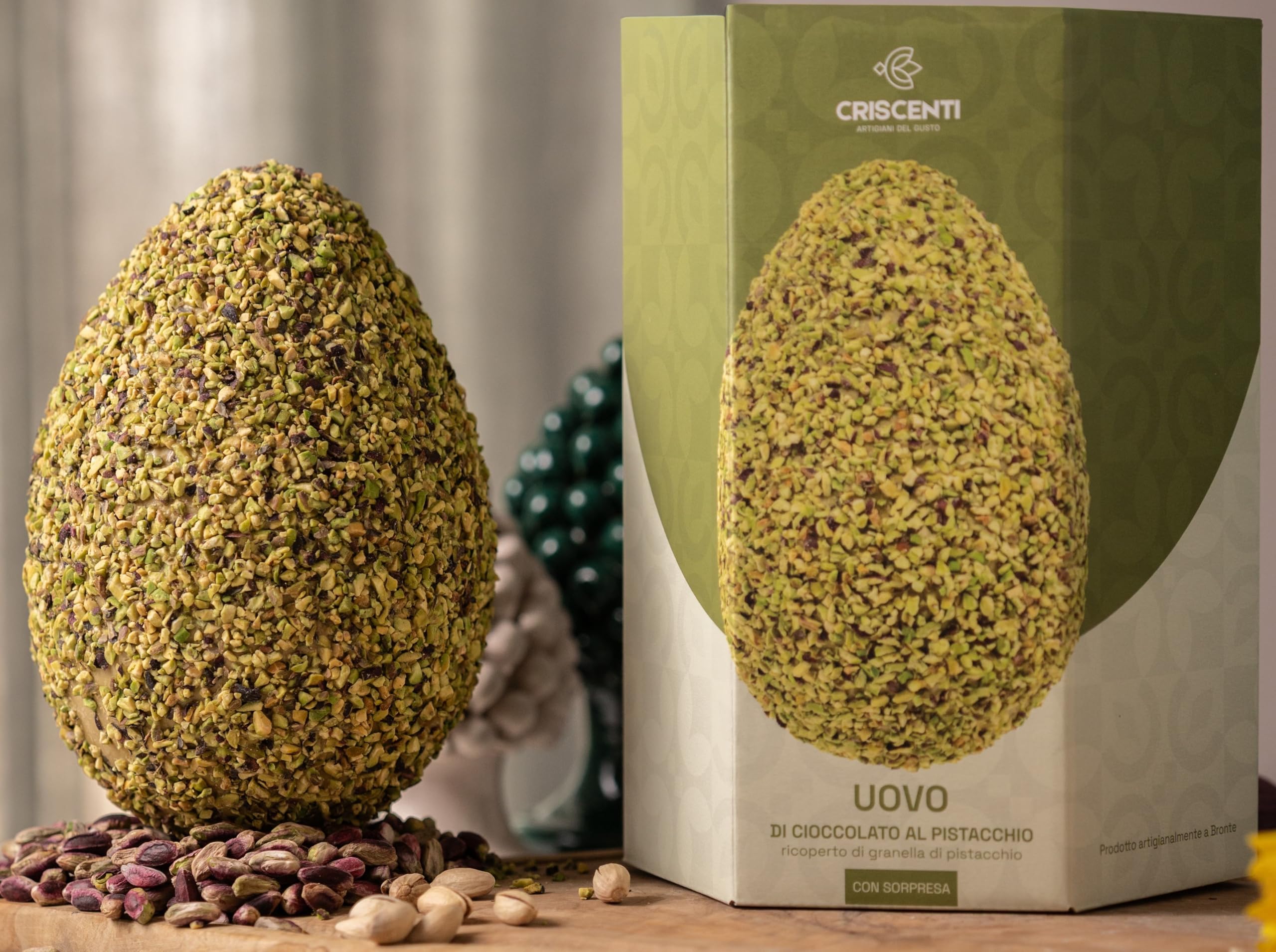 Uovo di Pasqua ARTIGIANALE (450 GR) di CIOCCOLATO AL PISTACCHIO e GRANELLA di PISTACCHIO. Con SORPRESA made in Sicily all'interno dell' elegante scatola.