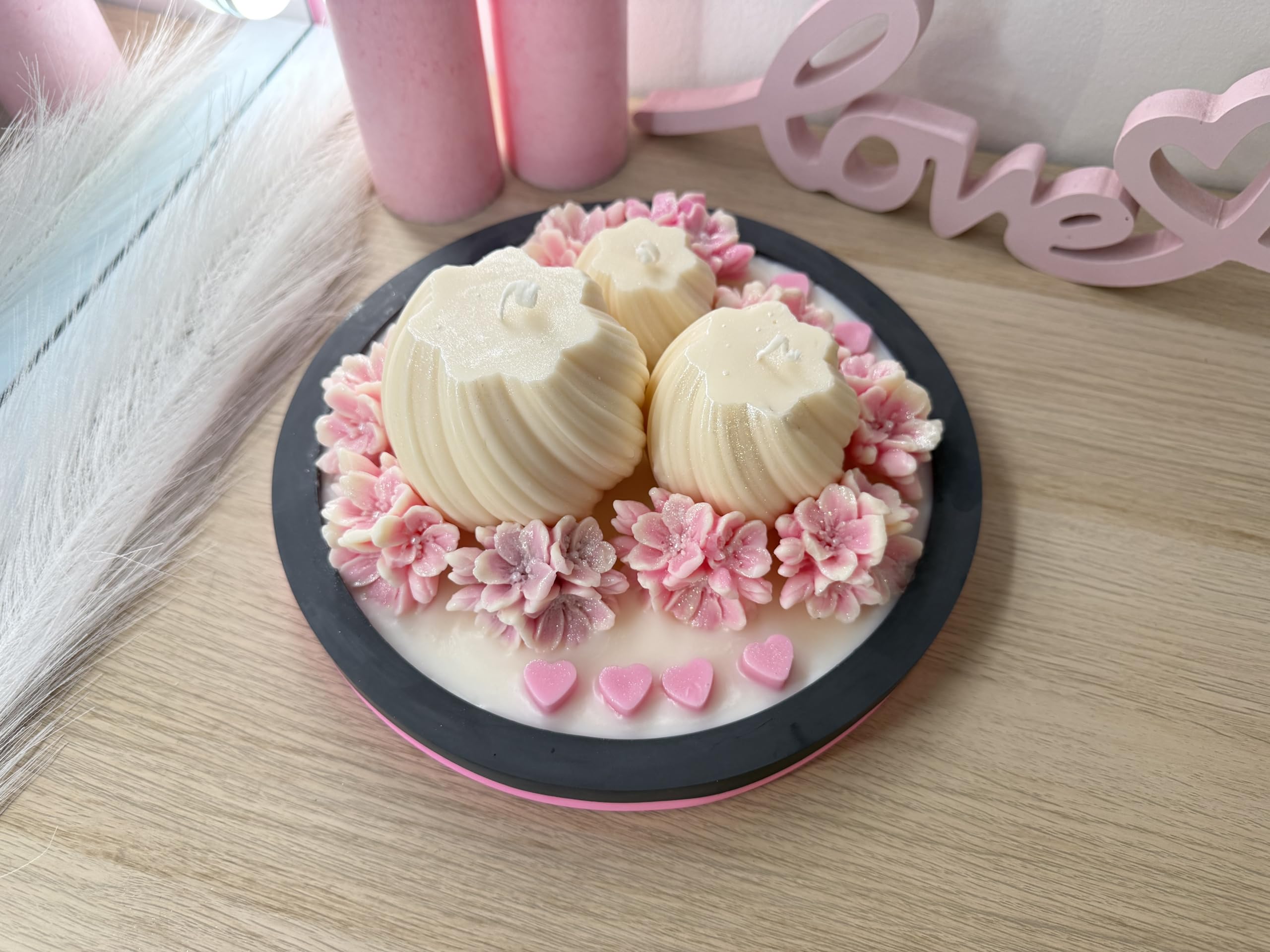 LuRi Design personalisierte XXL Kerzenschale mit 3 Designkerzen – handgegossene Deko-Schale mit Blumenkerzen – individuelles Geschenk zur Hochzeit, Verlobung oder zum Jahrestag