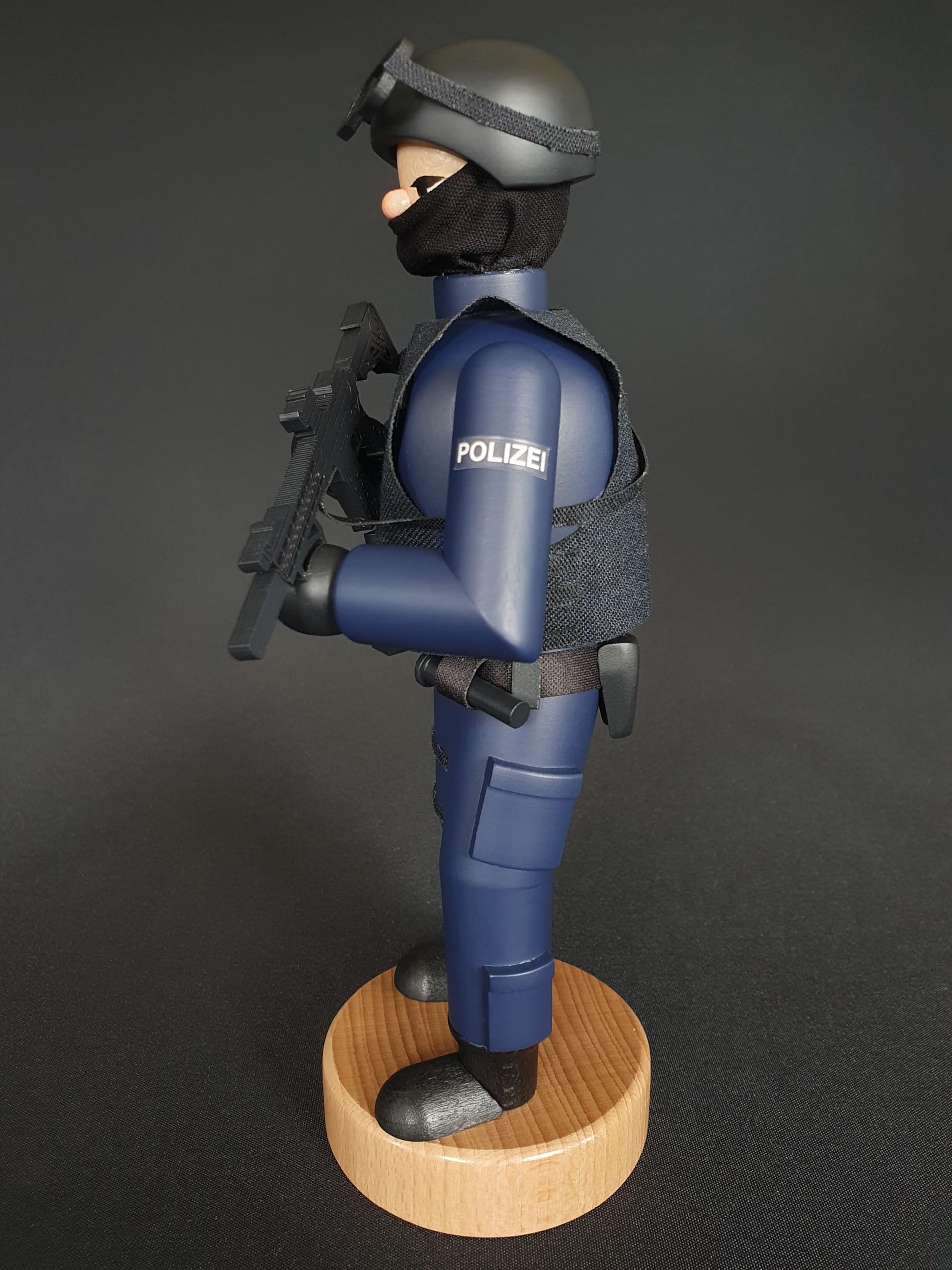 Räuchermännchen Polizist in Schutzausrüstung, 24 cm, Original Erzgebirge