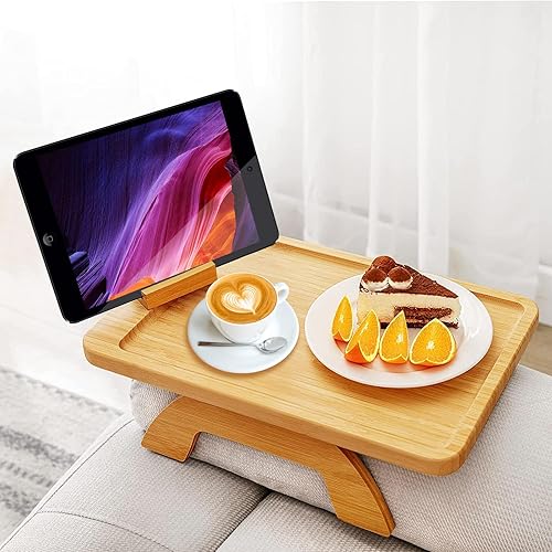 CCBYE Brazo de bambú para sofá con clip en la mesa auxiliar para sofá ancho con diseño plegable, soporte giratorio de 360° para teléfono