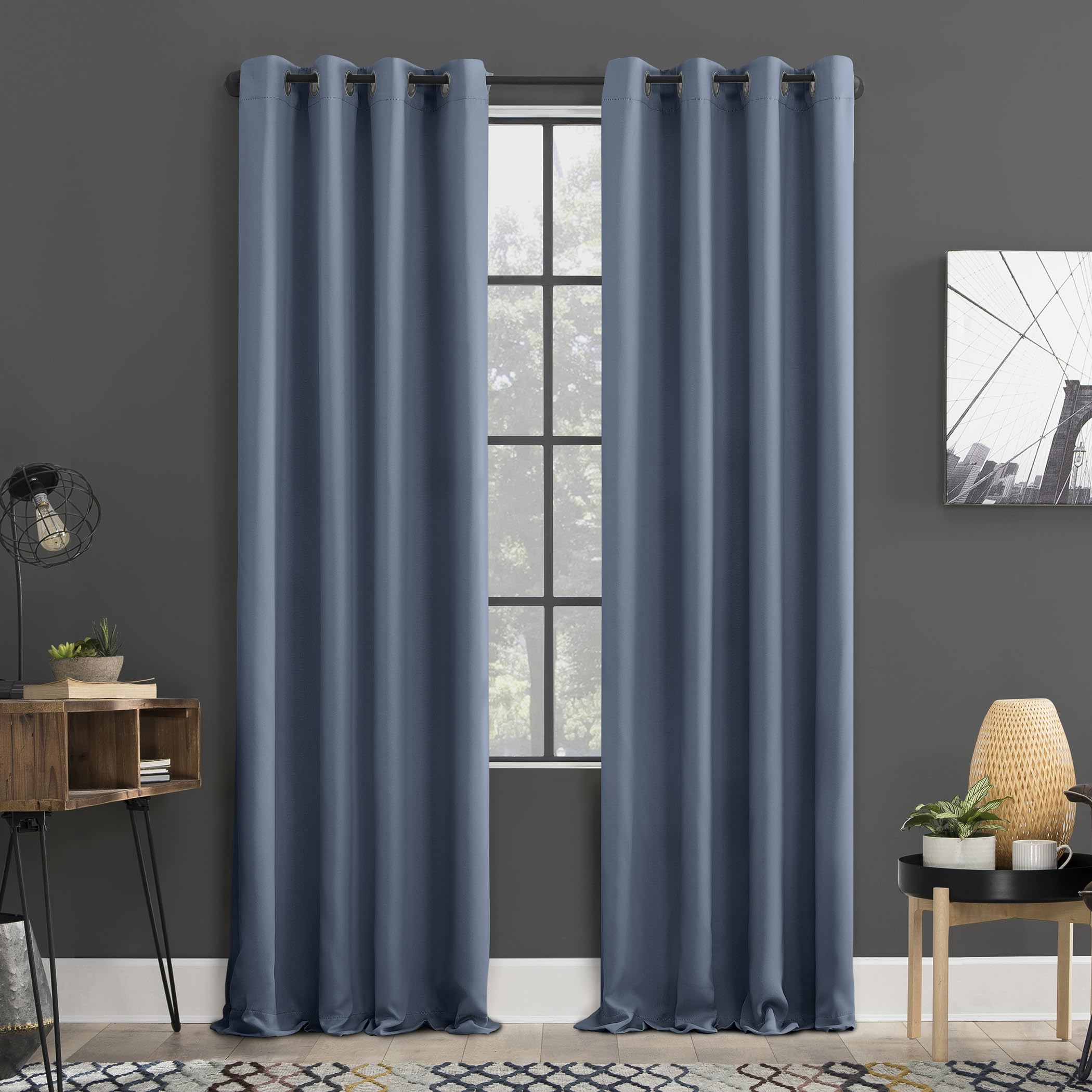 Rideaux occultants haut de gamme Sun Zero Soho bleu denim au tombé lourd parfait