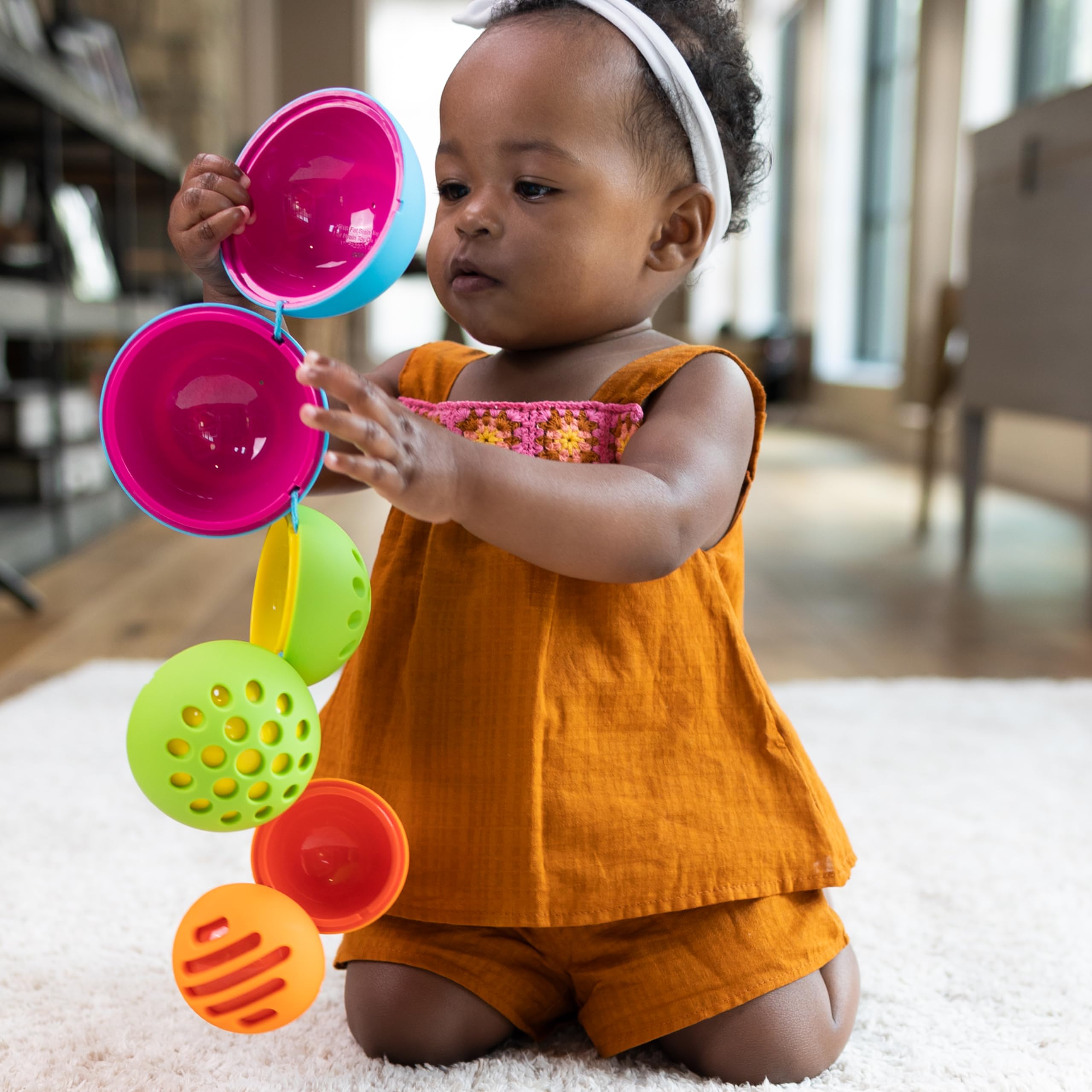 Fat Brain Toys, Oombee Ball, 4 Bolas encajables con texturas para bebés, juguete de aprendizaje infantil, juego seguro, estimulación sensorial, para niños preescolares desde 10 meses, Bizak (30690230)