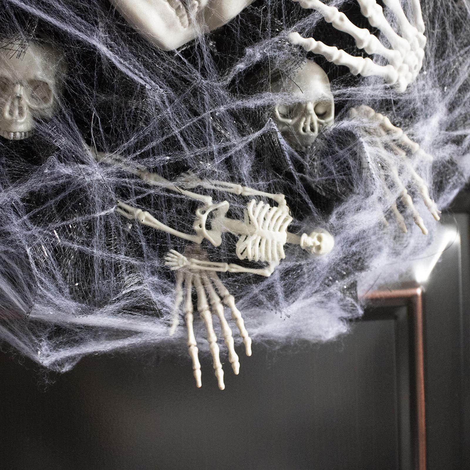 Wieniec Halloween z Dekoracją Czaszki Szkieletu i Ręki z Kości