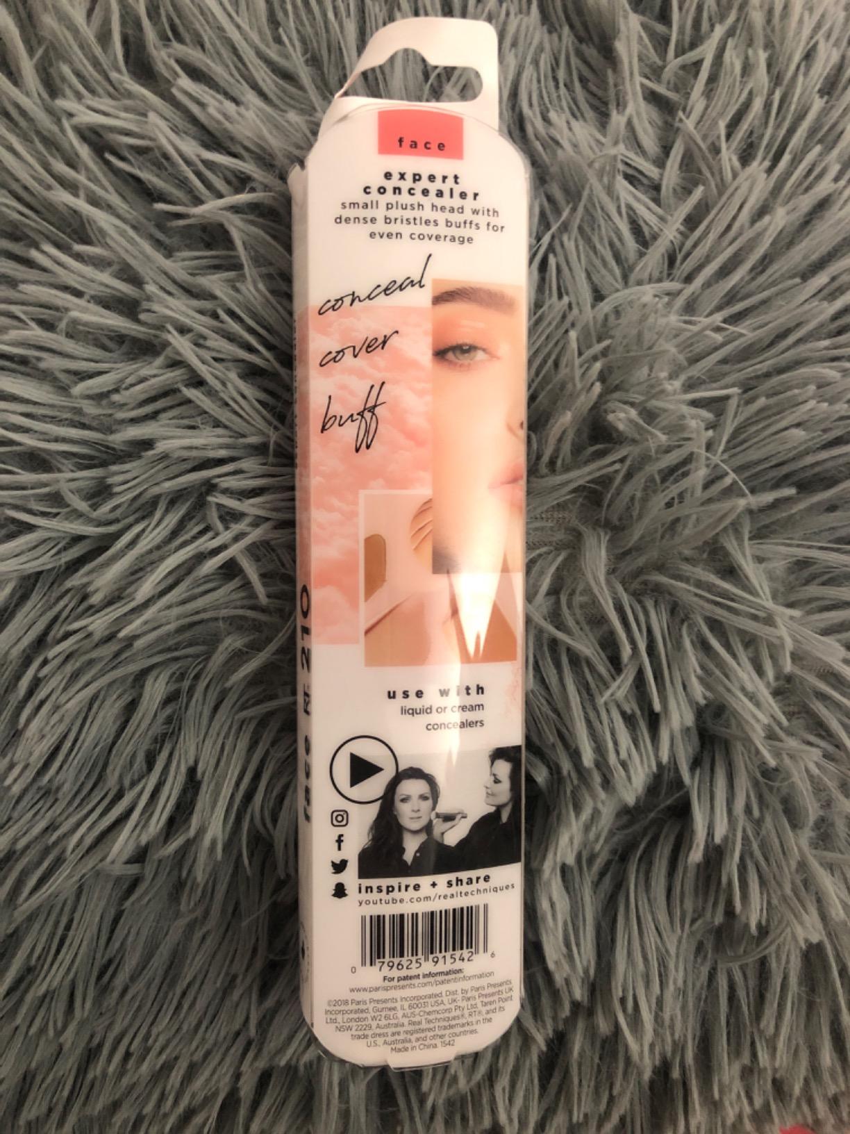 Real Techniques Expert Concealer Brush, Conceal Under Eyes & Cover Blemishes, Makeup Brush For Blending Liquid & Cream Concealer, Brighten Dark Circles, Cruelty-Free, Soft Bristles, 1 Count