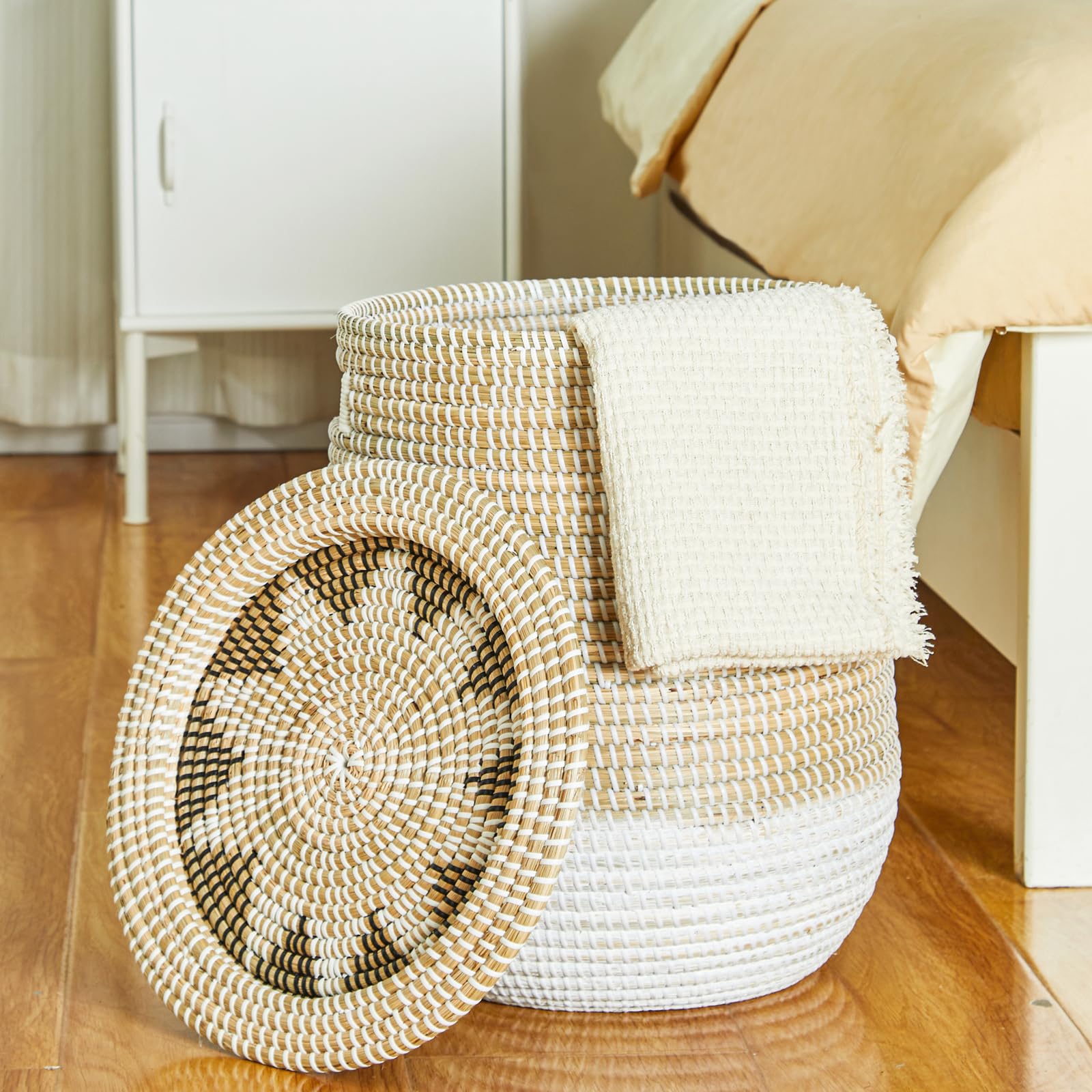 Cesto Portabiancheria Grande con Coperchio, Cesto Intrecciato in Alghe Marine, Adatto per Riporre Vestiti, Giocattoli e Cuscini, Bianco e Marrone, 45,14 L/86,38 L